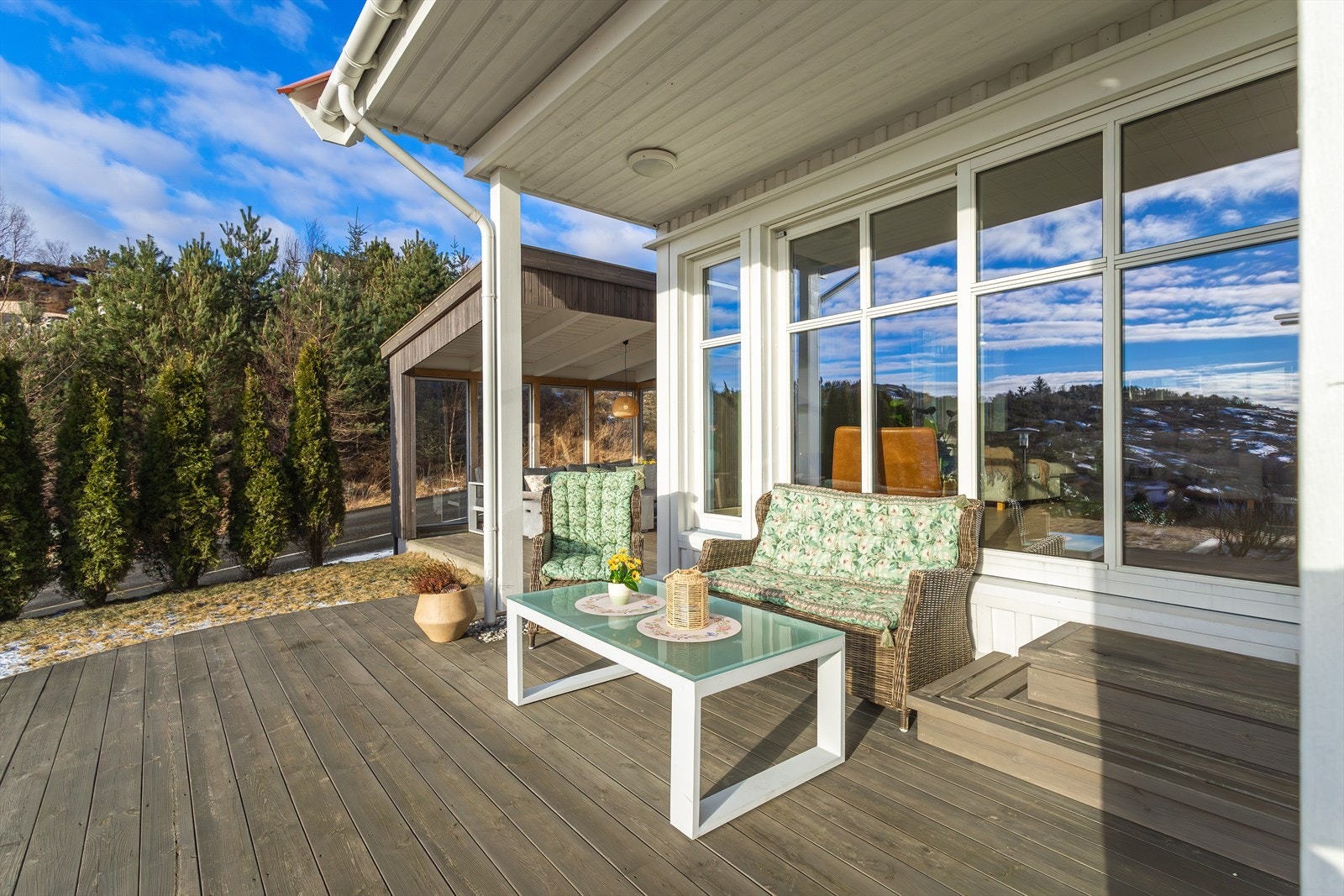 Deler av terrassen er overbygget. Galleribilde