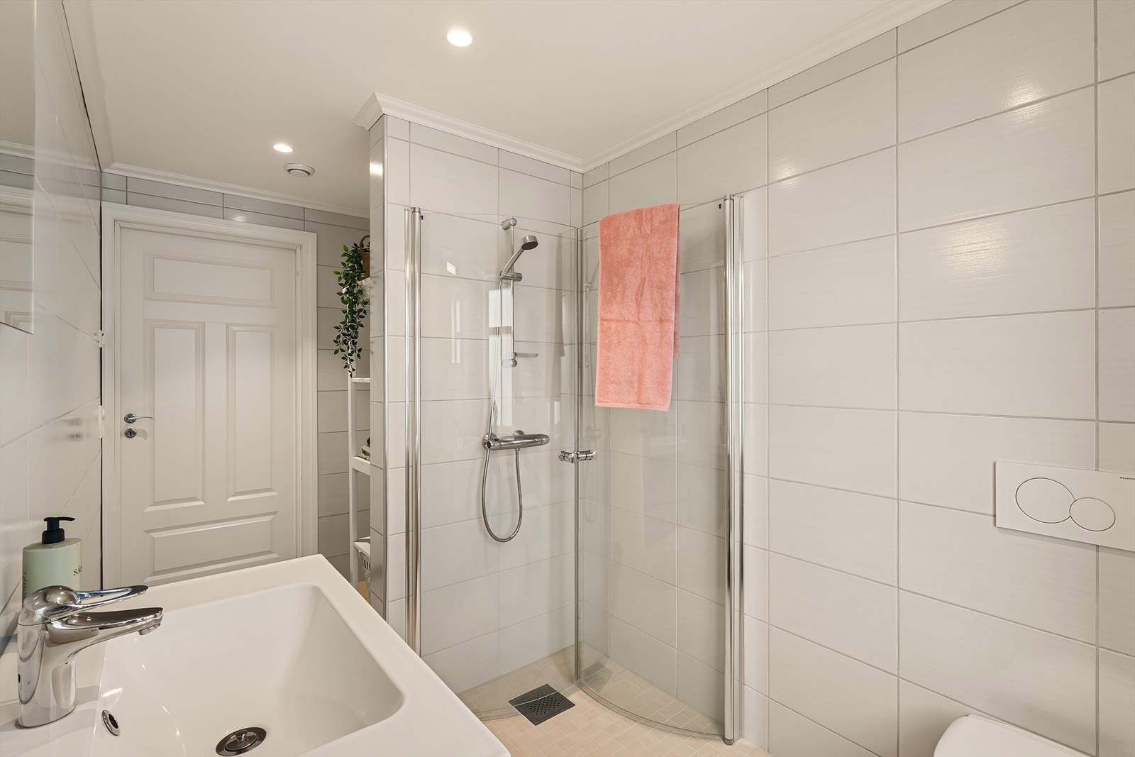 Dusjhjørne og vegghengt toalett. Galleribilde