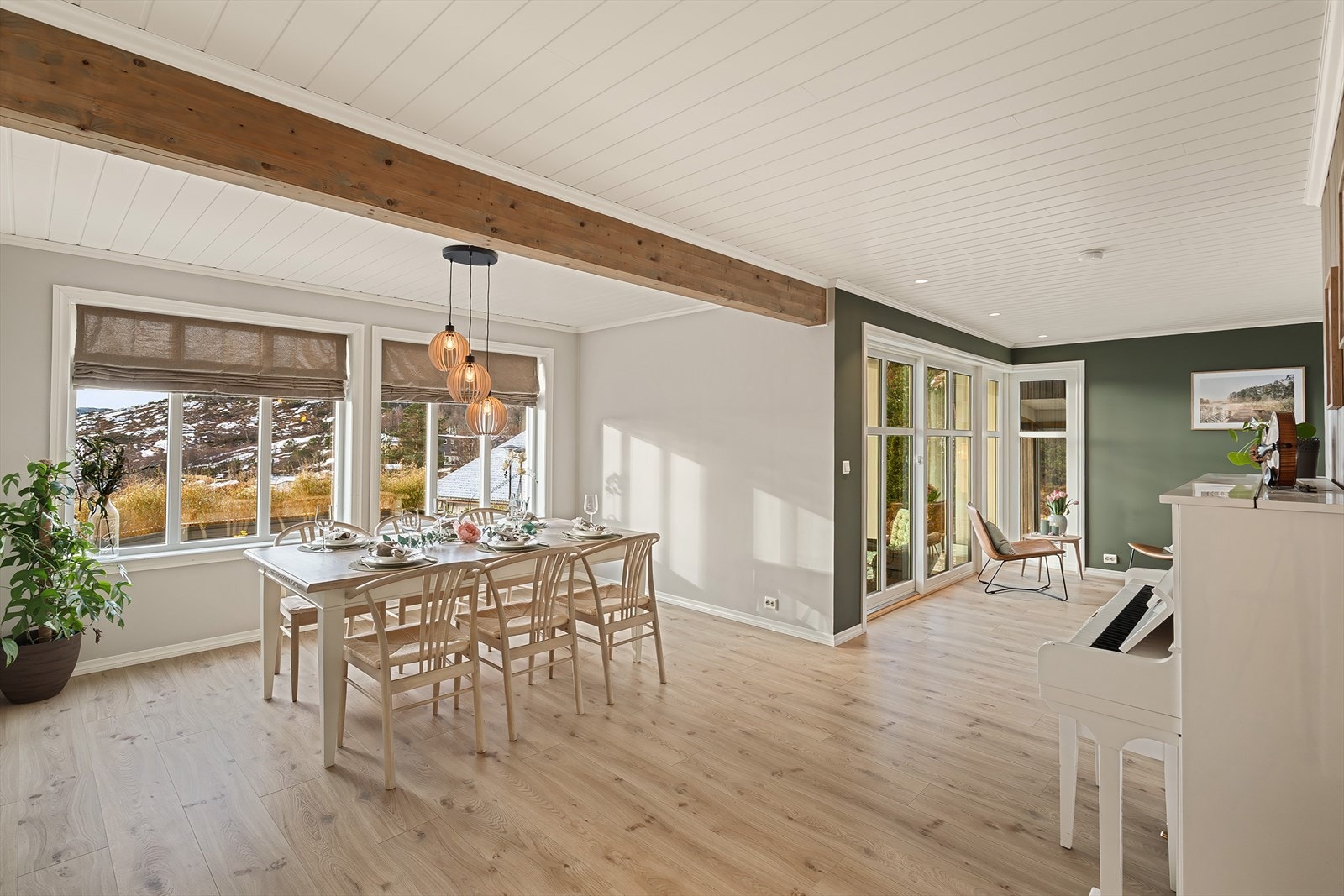 Det er også plass for en god spisegruppe i stuen. Galleribilde