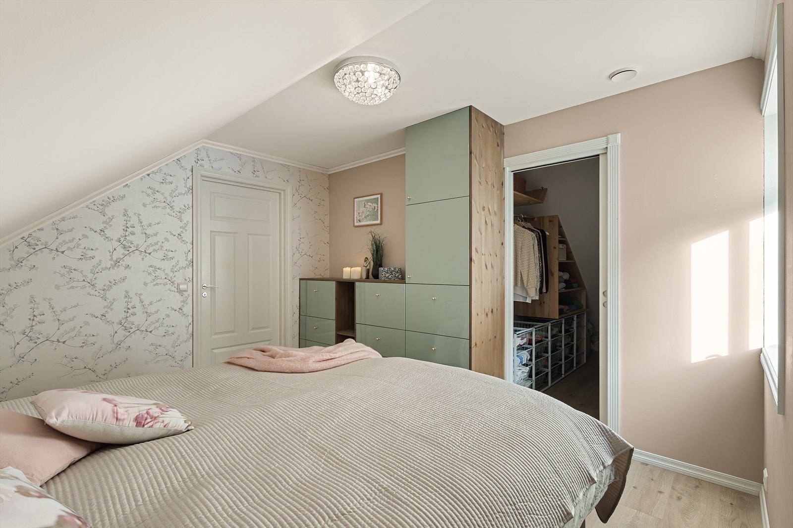 Direkte adkomst inn til walk-in garderobe. Galleribilde