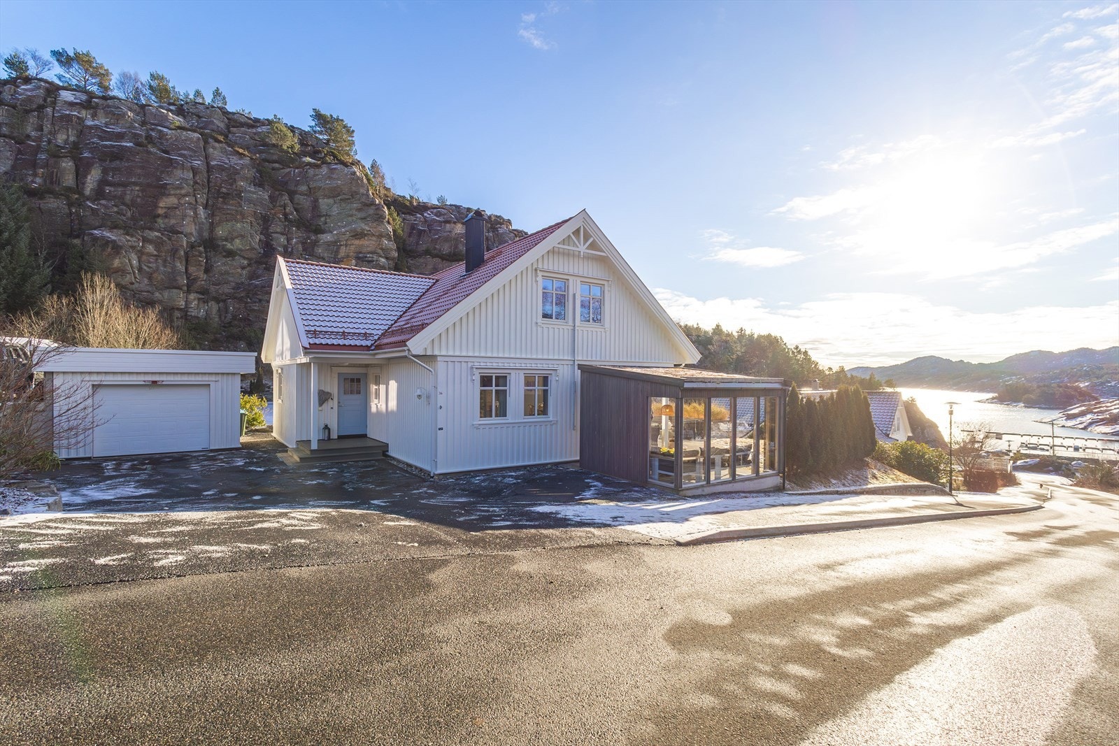 Parkering i garasje samt innkjørsel. Galleribilde