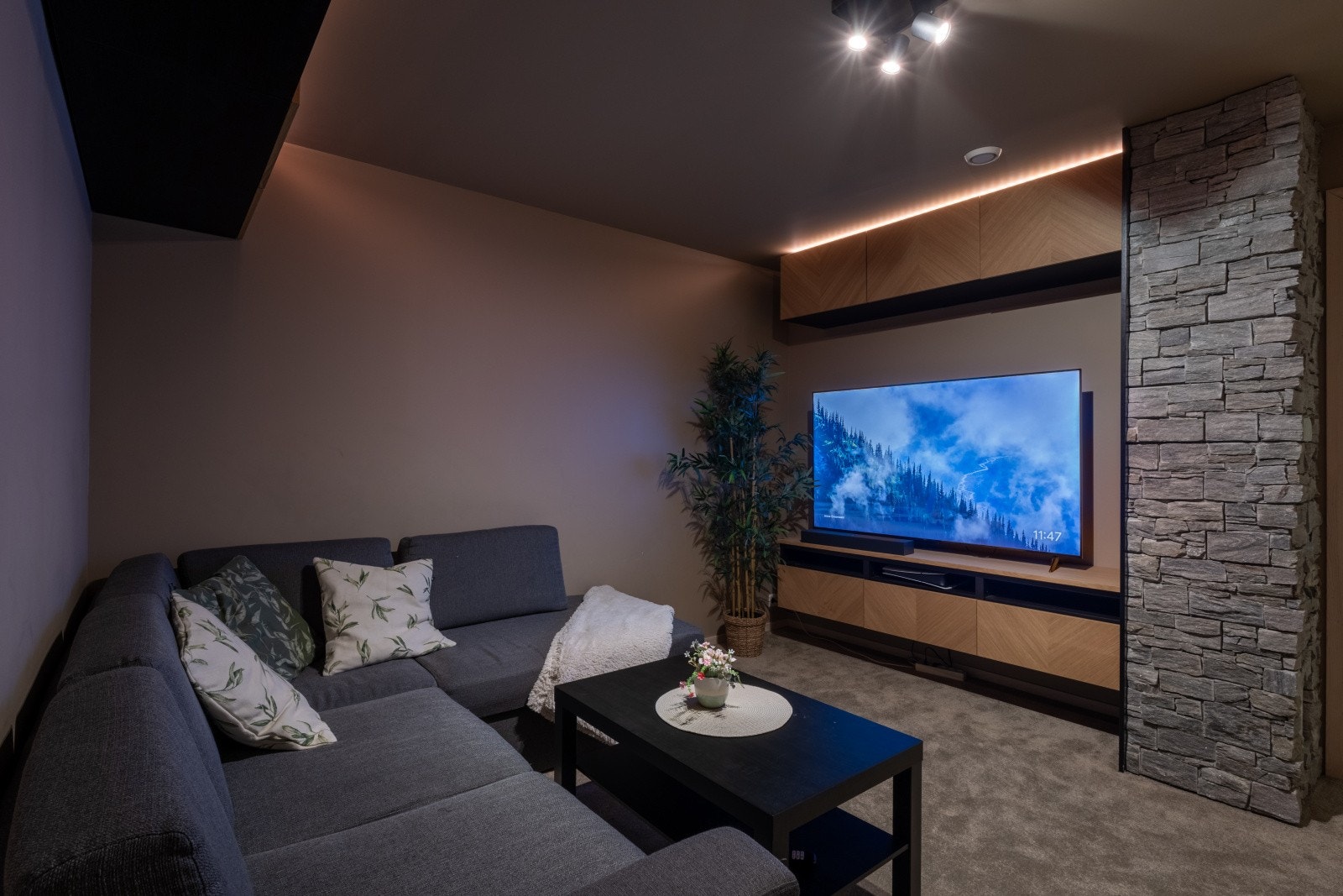 Rom innredet som tv-stue. NB! Ikke omsøkt eller godkjent til dagens bruk. Galleribilde