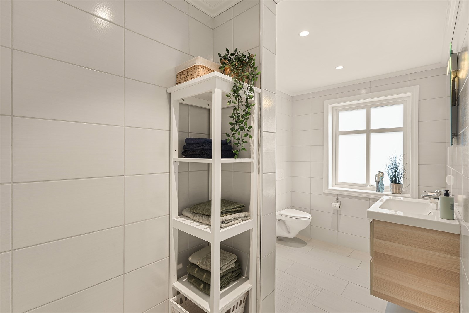 Delikat flislagt bad med behagelige varmekabler i gulv. Galleribilde