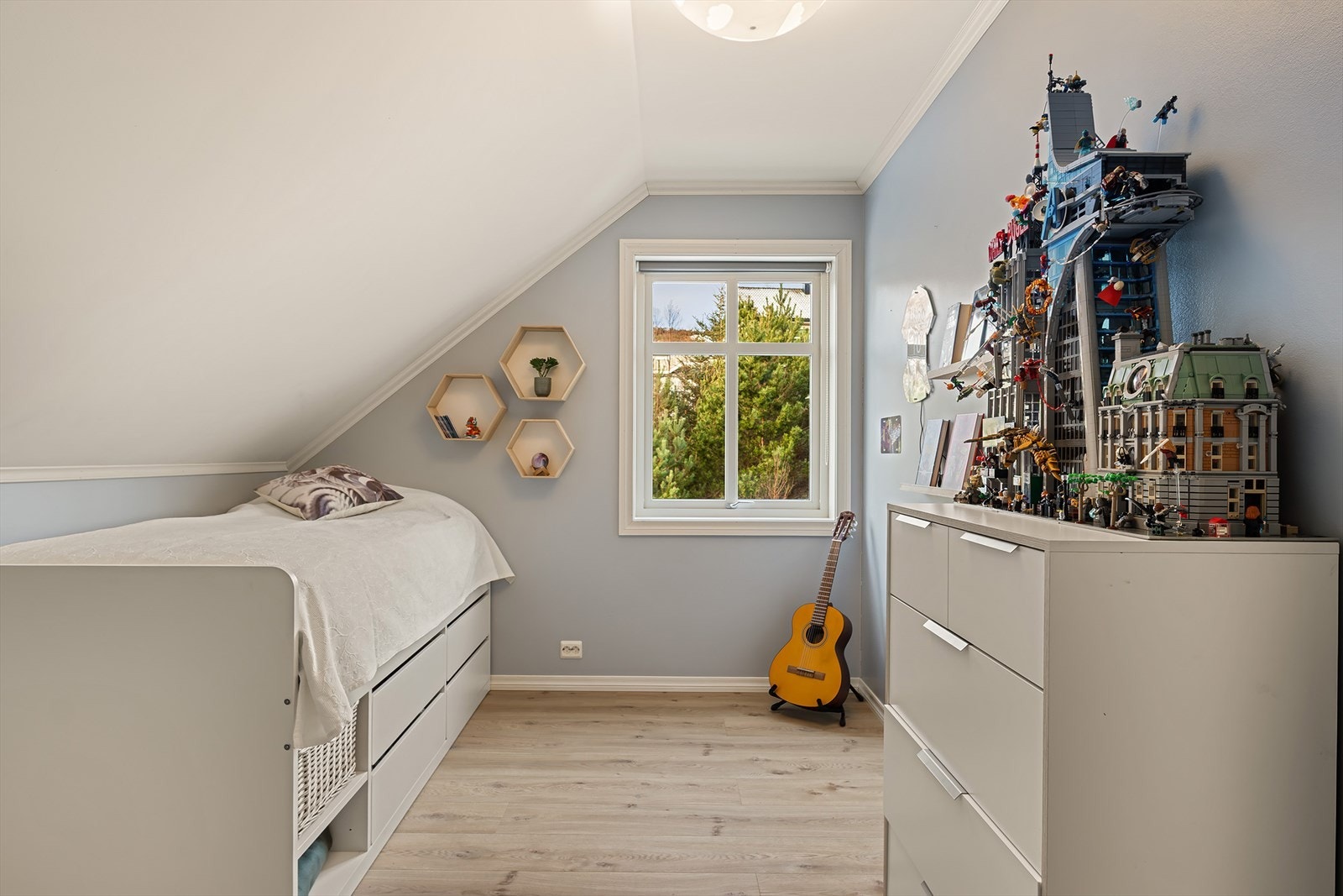 Soverom 2 er noe mindre, men fungerer fint til barnerom. Galleribilde