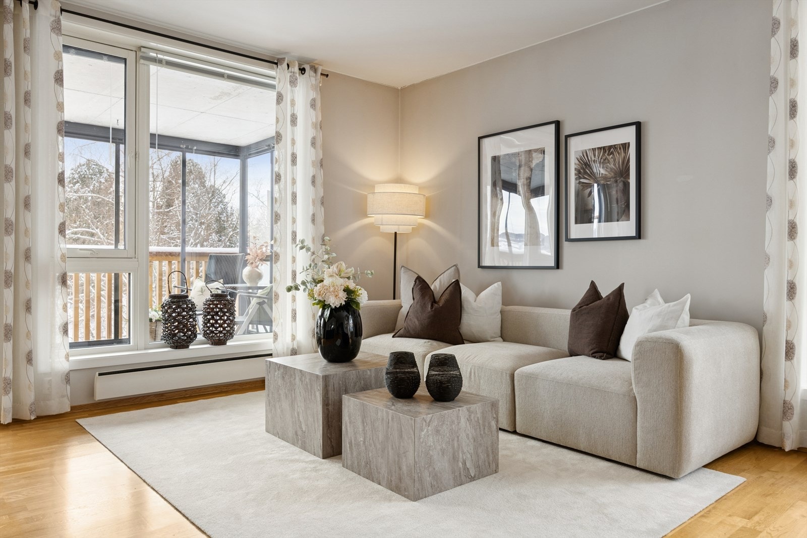 En innholdsrik hjørneleilighet fra 2006 med parkeringskjeller og heis i bygget. Galleribilde