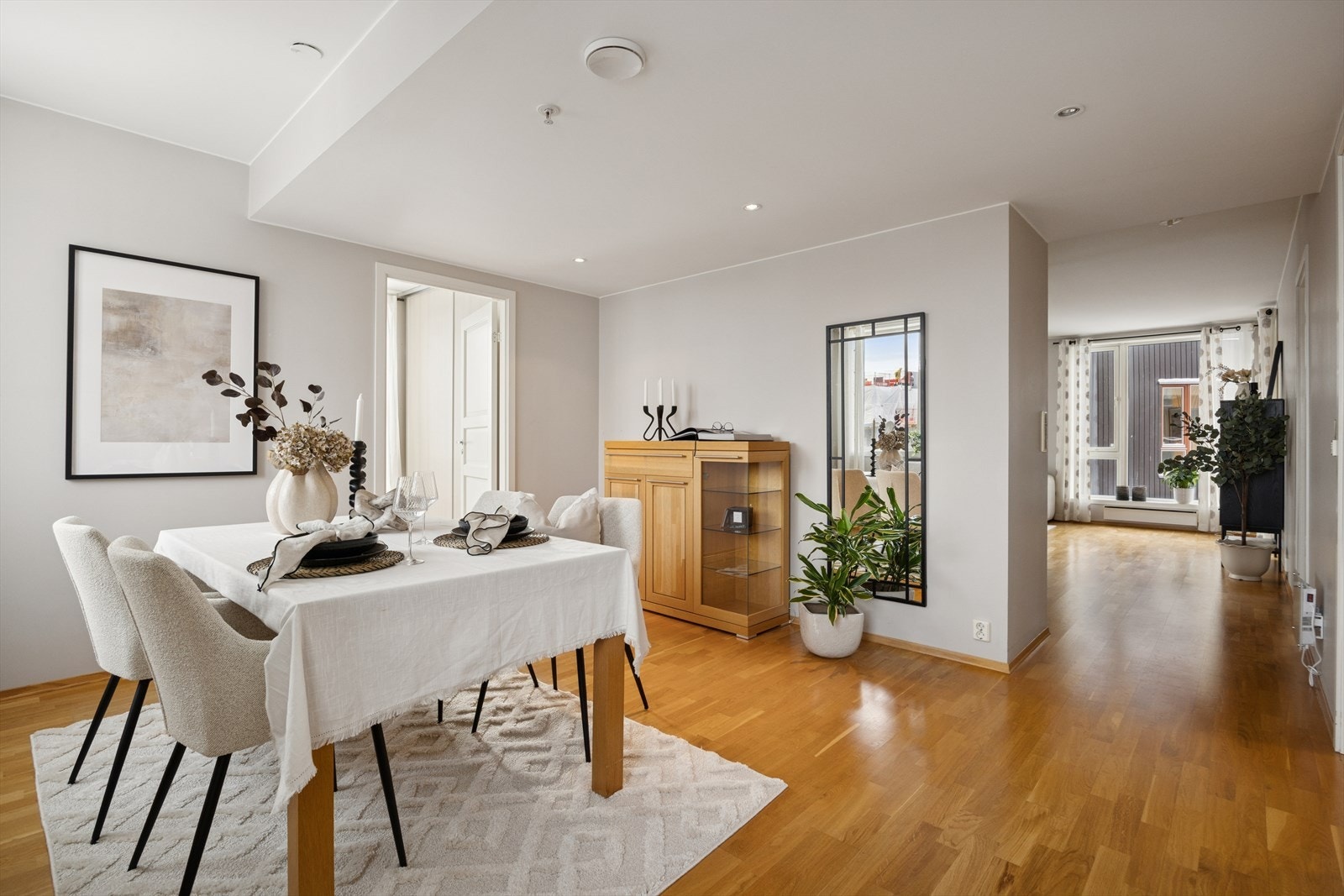 En hyggelig spisestue med god plass til familie og venner. Galleribilde