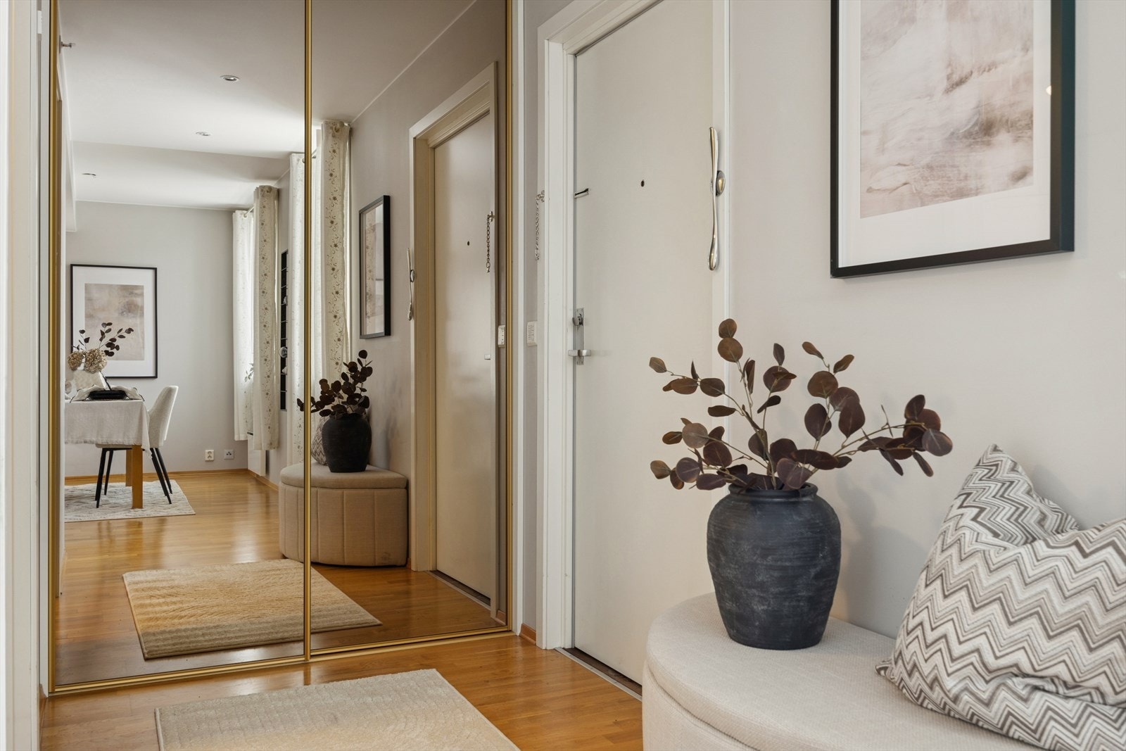 Gangen er innredet med skyvedørsgarderobe. Galleribilde