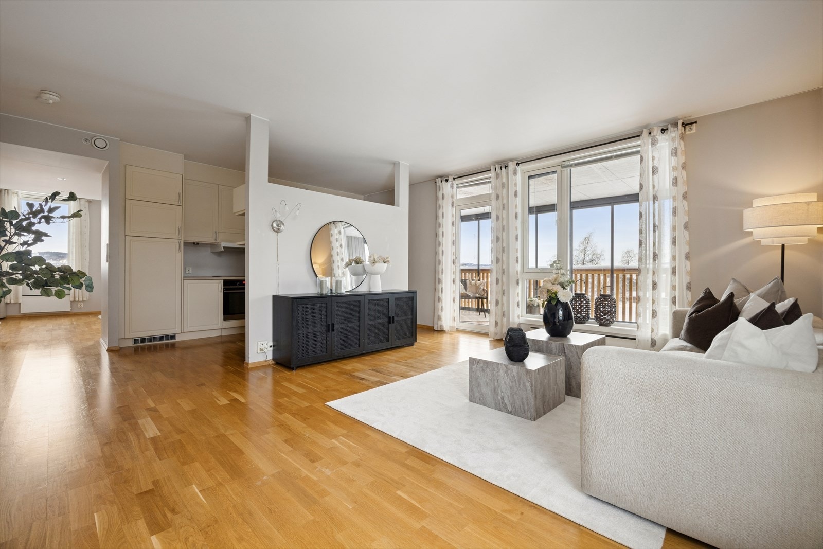 Romslig stue/kjøkken på 32,5m² med utgang til en innglasset balkong på 16 m² og balkong på 8 m². Galleribilde