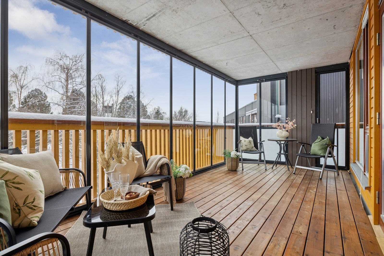 En herlig utvidelse av leiligheten og med strømuttak er det også anledning for å ha en varmekilde for å forlenge sesongen utendørs. Galleribilde