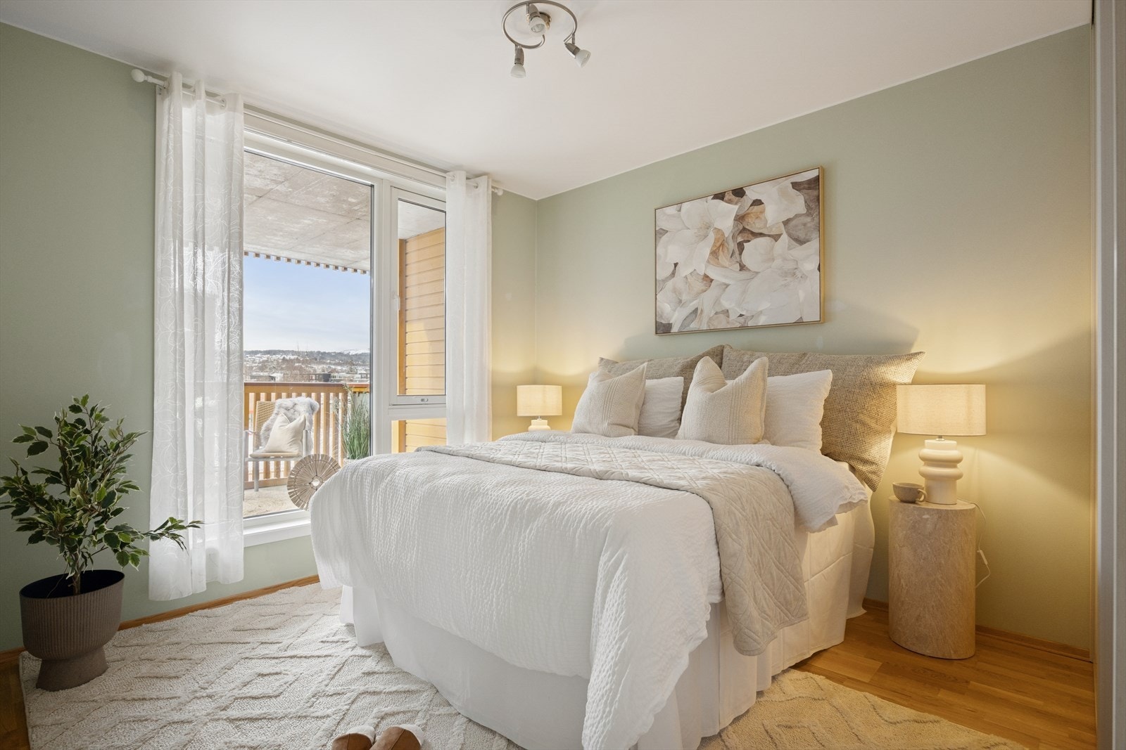 Boligen har to soverom på hhv. 11,5 og 8,6 m². Rommene er malt i moderne farger. Galleribilde