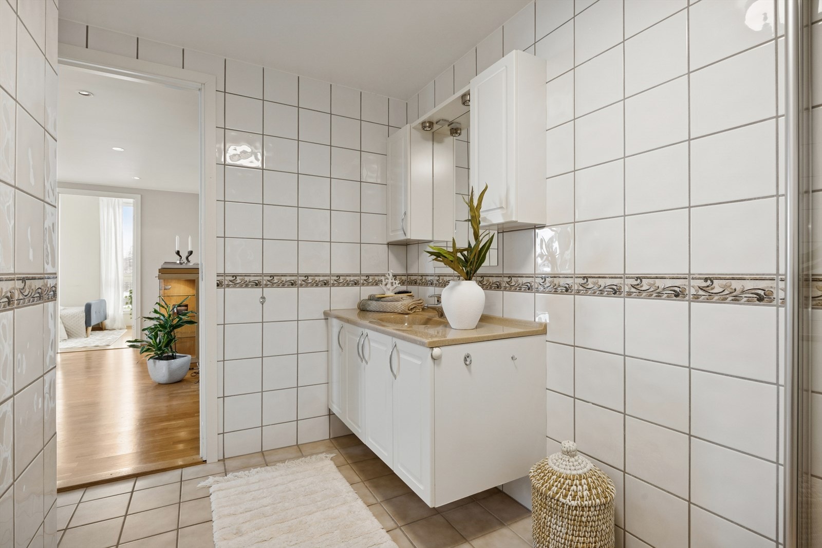 Innredet med servant med underskap, speil , sideskap, toalett og innfellbare dusjdører. Galleribilde