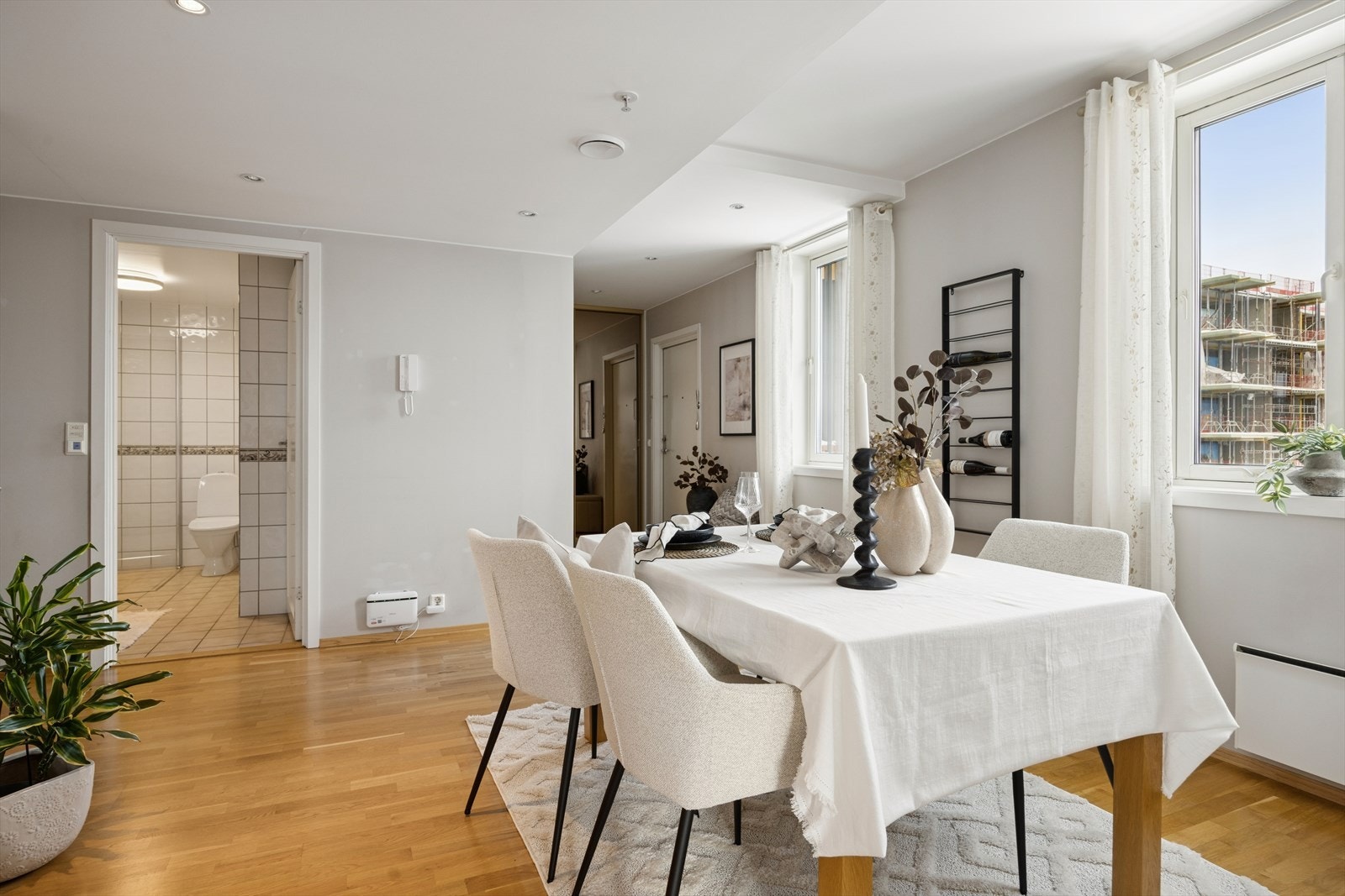 Store vindusflater i leiligheten slipper inn rikelig med naturlig lys som bidrar til en behagelig atmosfære. Galleribilde