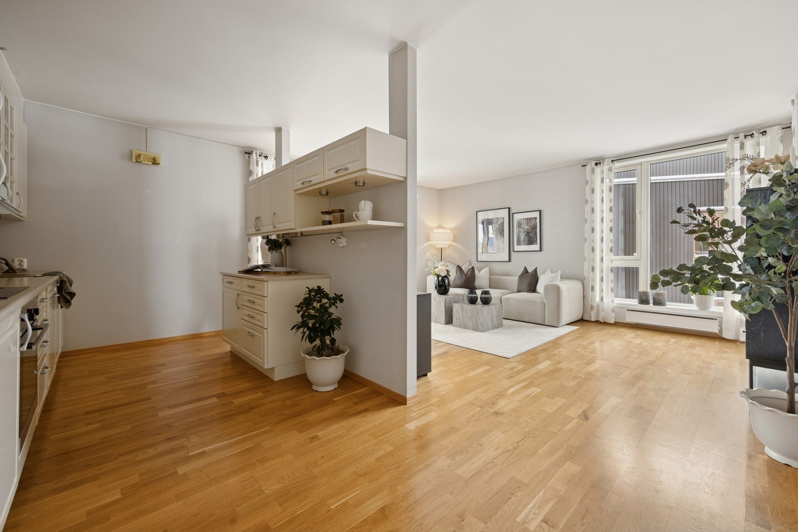 Leiligheten inneholder entré/gang, bad, stue, spisestue, kjøkken, vaskerom, to soverom og to balkonger. Galleribilde