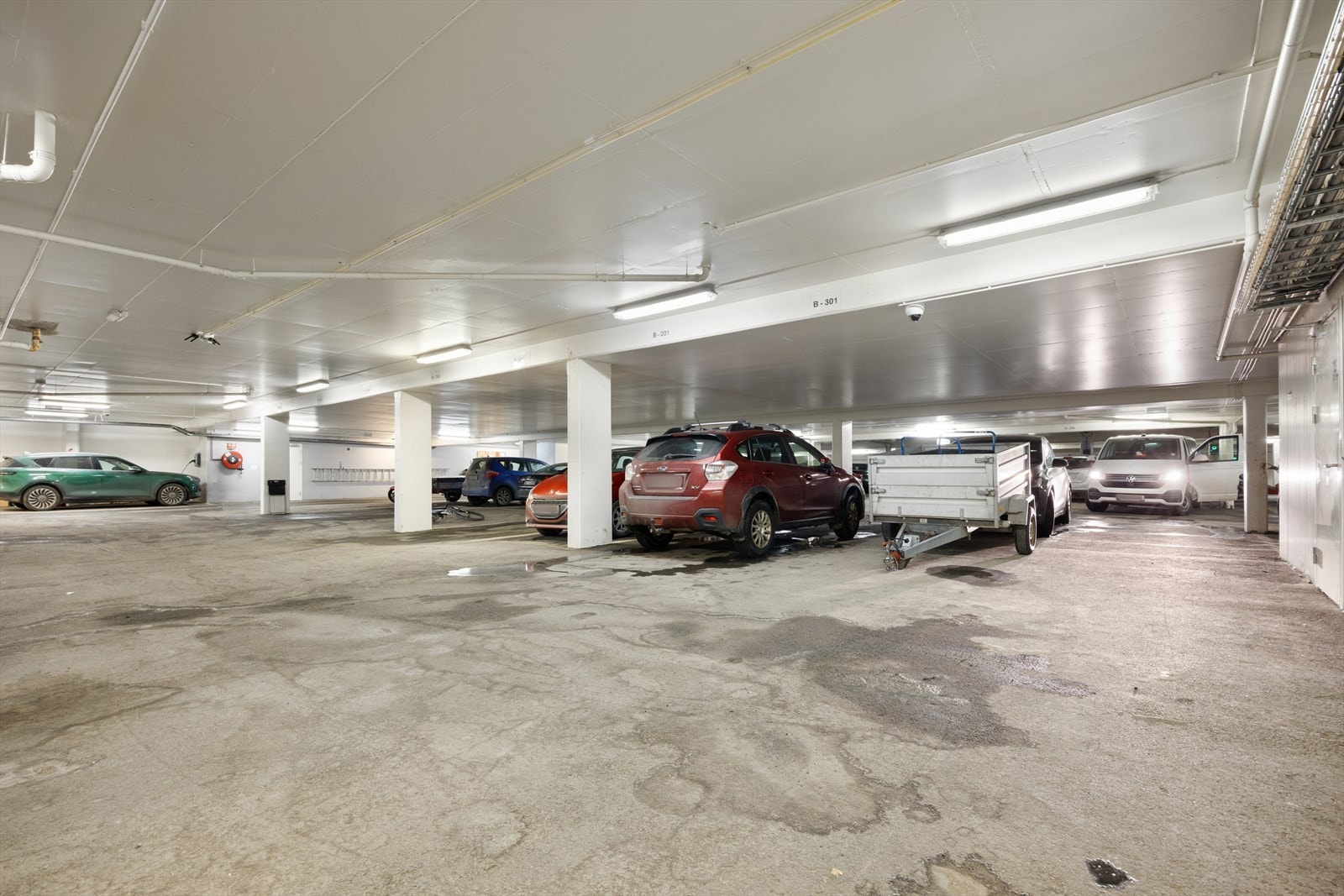 Fast parkeringsplass i oppvarmet garasjeanlegg. Her er også boden. Galleribilde