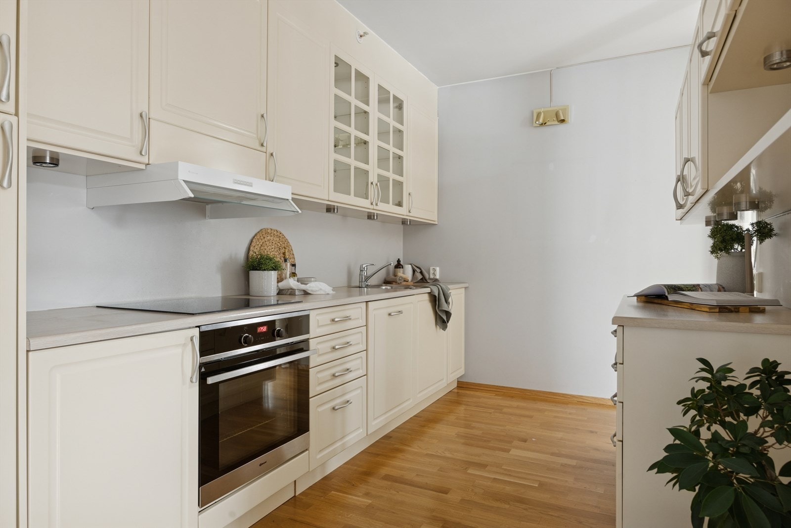 Velholdt kjøkken fra byggeår med alle nødvendigheter og godt med skapplass. Galleribilde