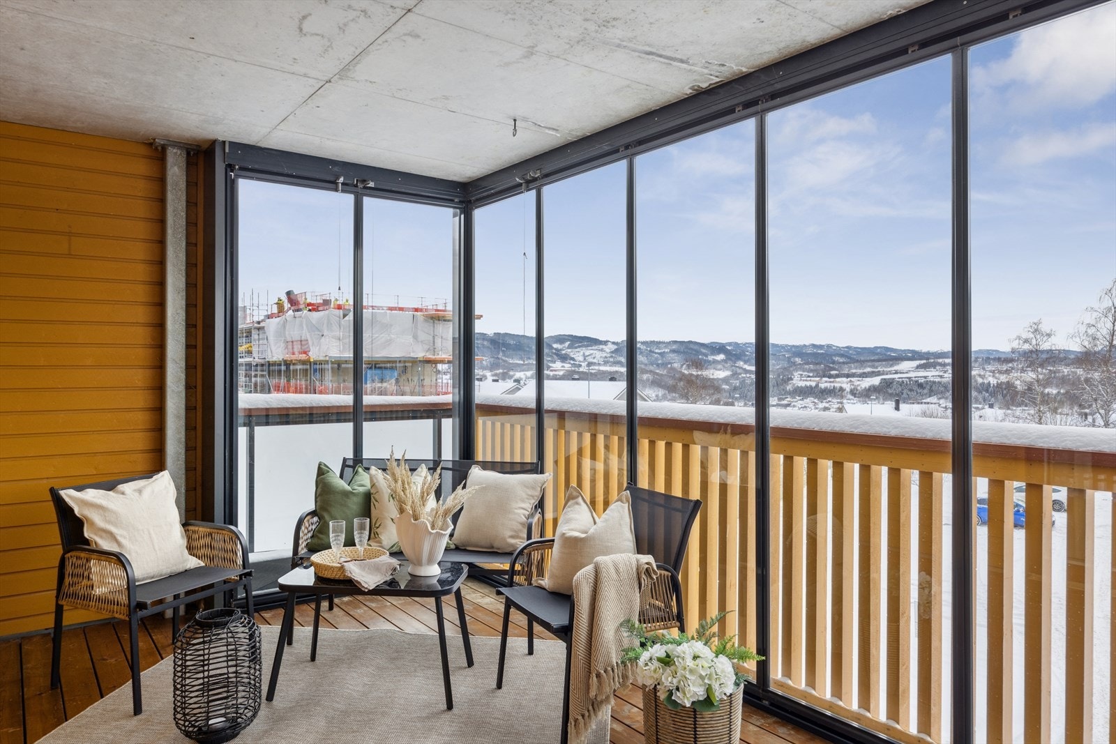 En fantastisk innglasset balkong (16m²) med gode sol og utsiktsforhold. Galleribilde