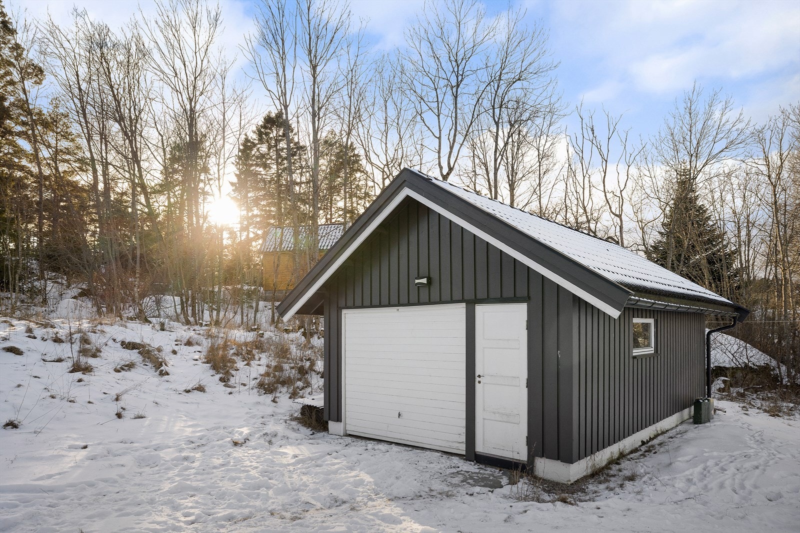 Til hageutstyr finnes en stor bod utformet som garasje, der du kan oppbevare en traktorklipper hvis plenen blir for stor for en vanlig klipper. Galleribilde