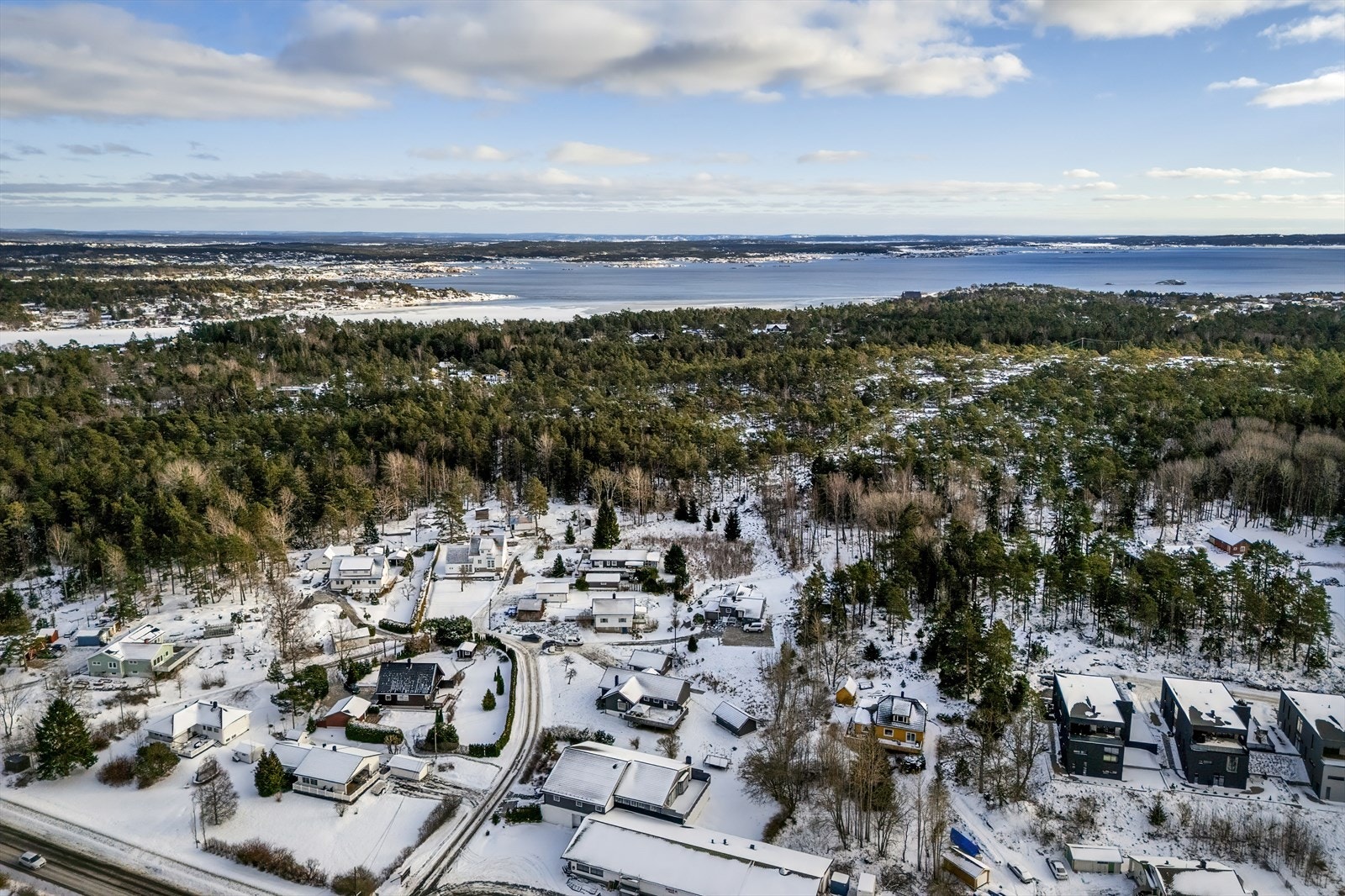 Møklegårdsløkka i et trivelig, lite nabolag i knutepunktet der veiene til Gressvik, Hankø, Øyenkilen og områdets mest populære badeplasser møtes. En sykkeltur langs den brede sykkelveien tar deg til populære Øyenkilen der du finner flere marinaer. Galleribilde