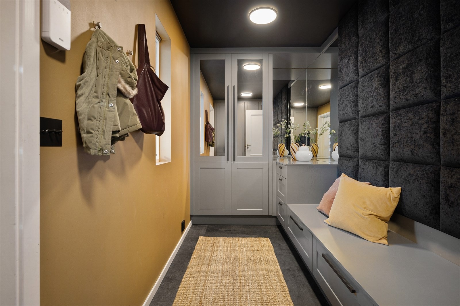 Det første du møter er gangen med flott fargeholdning og knallfint integrerte garderobeløsninger på begge sider. En spennende og behagelig inngang til boligen. Galleribilde