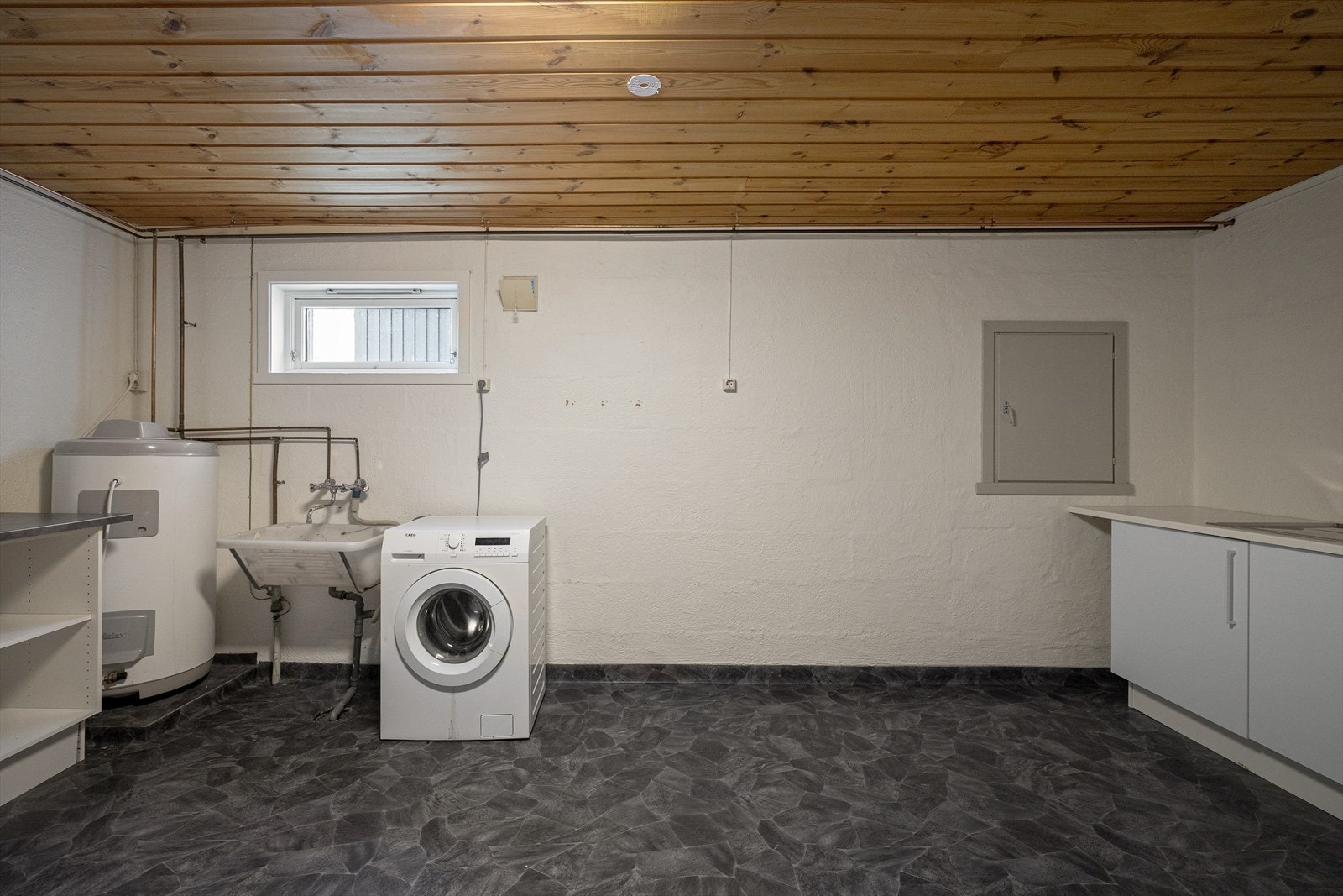 Det meste av kjelleren ble innredet i 2018. Her finner du nyttige rom, som det enorme vaskerommet, badet, wc og boder. Galleribilde