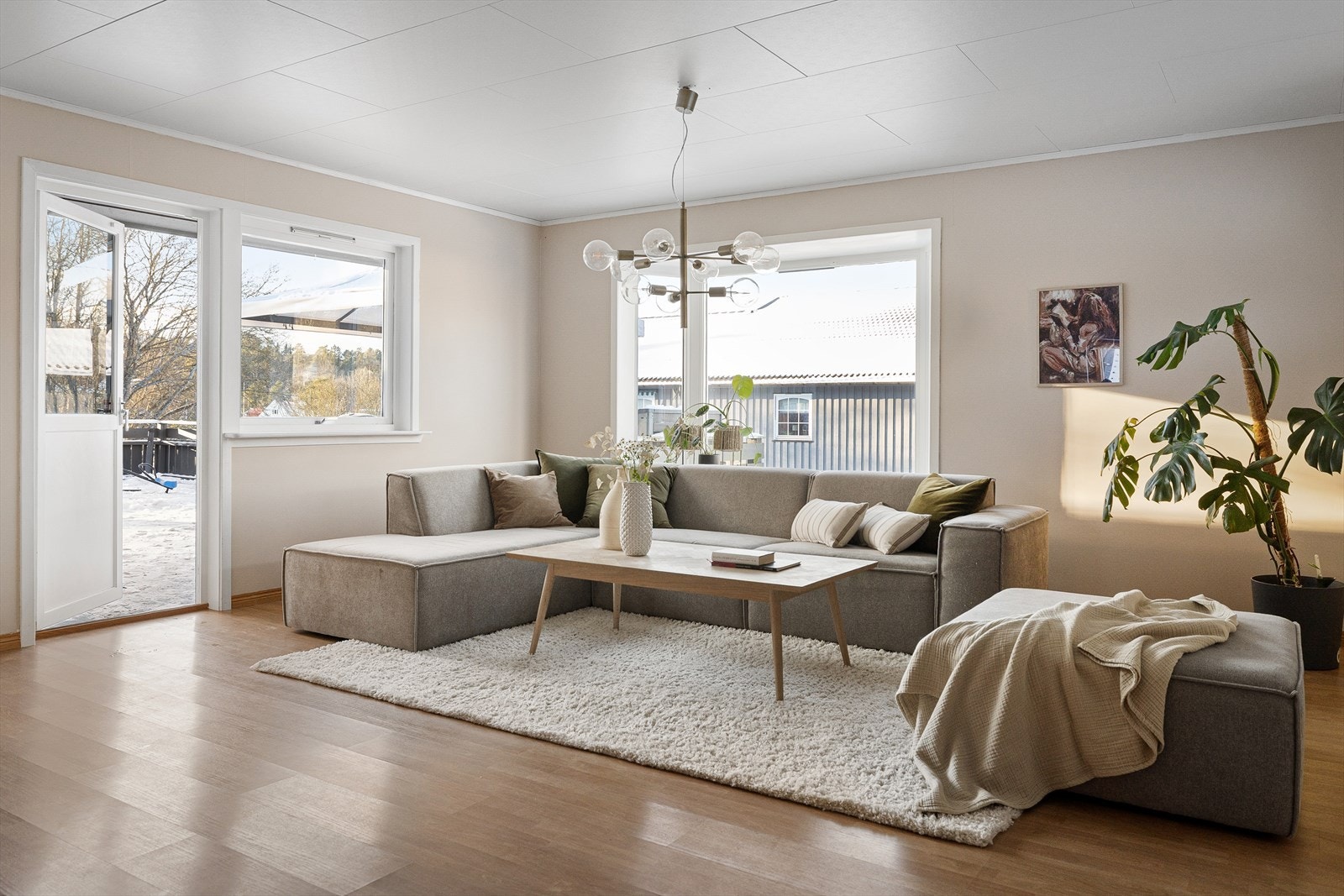 Stuerommet en en deilig stor flate med fine gulv og harmoniske veggflater _ i dagligstuen lyst og svalt. Galleribilde