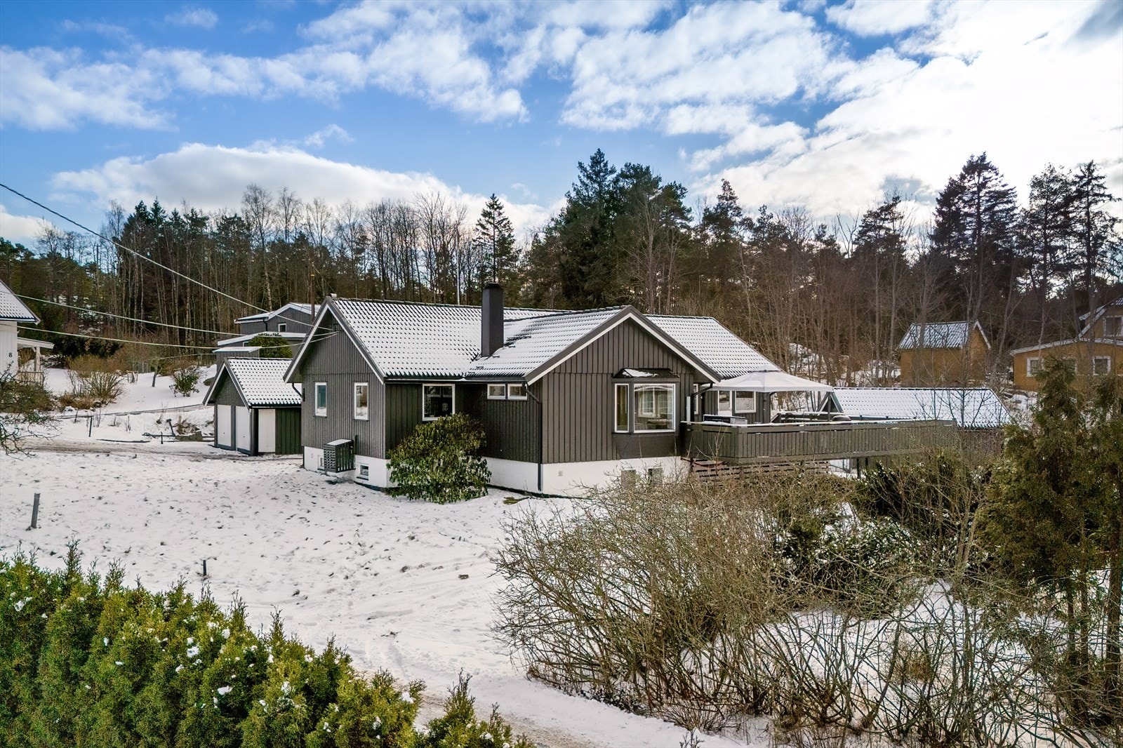 Det brunmalte, velholdte huset fra 1988 har en solrik, 78 kvm stor terrasse og en fullinnredet underetasje fra 2018. Galleribilde