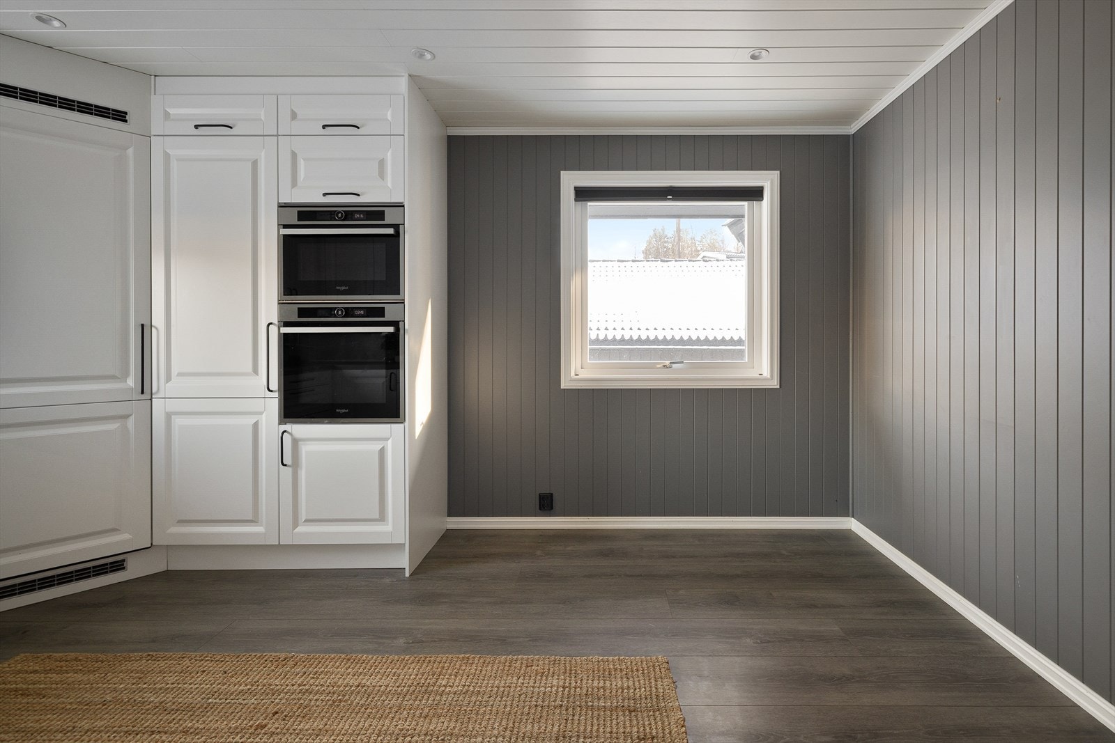 Ved vinduet finnes det plass til et lite frokostbord. Galleribilde