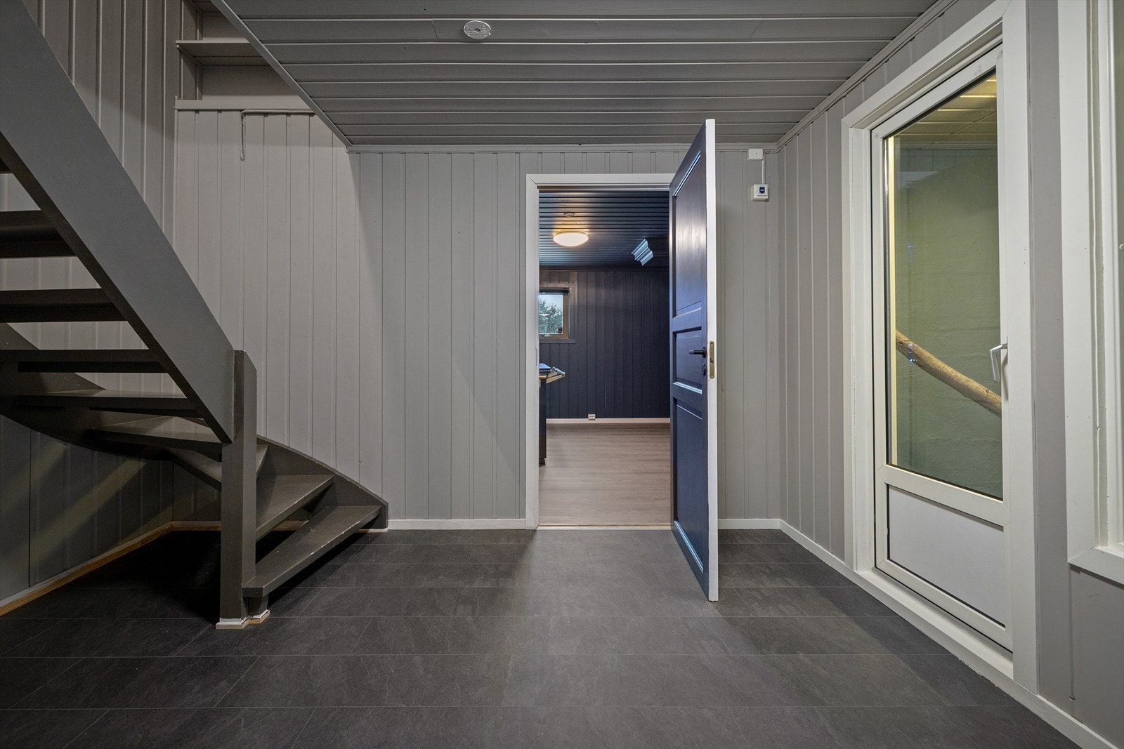 I billiardrommet og på badet fins det varmekabler i gulvene, og ute i midtgangen henger en varmepumpe fra 2013. Galleribilde