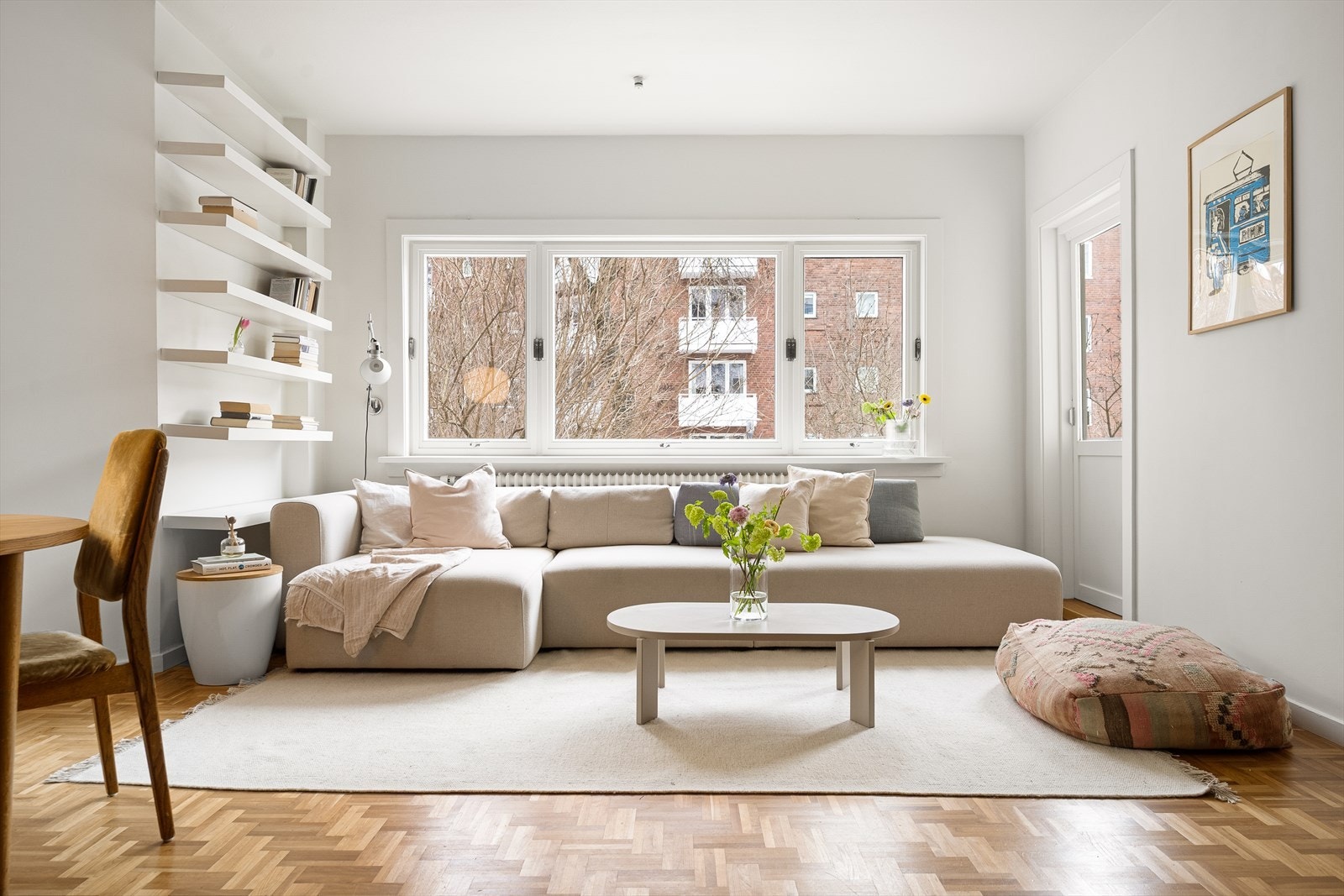 Et hyggelig oppholdsrom som passer like godt til sosiale sammenkomster som til rolige og avslappende kvelder. Galleribilde