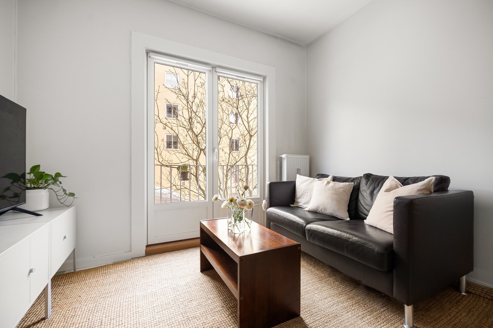 Her er det plass til en mindre sofa med tilhørende møblement. Galleribilde