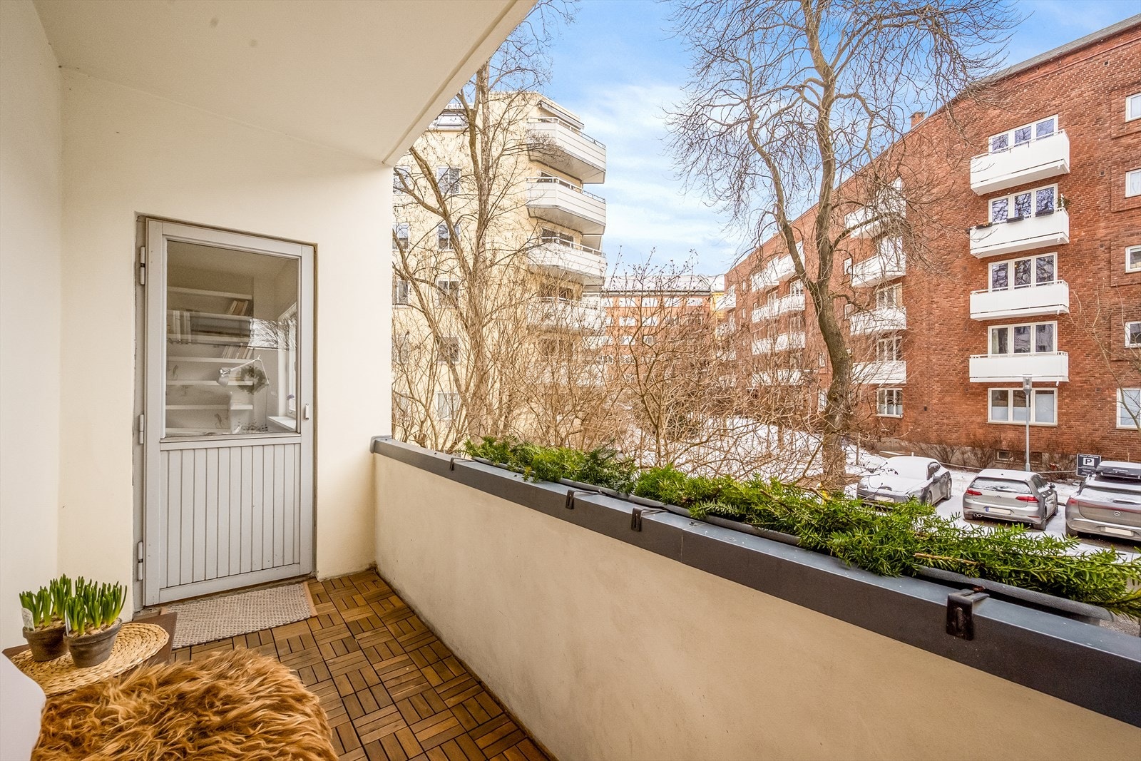 Balkongen har god plass til utemøbler og legger til rette for en hyggelig og sosial utesone. Galleribilde