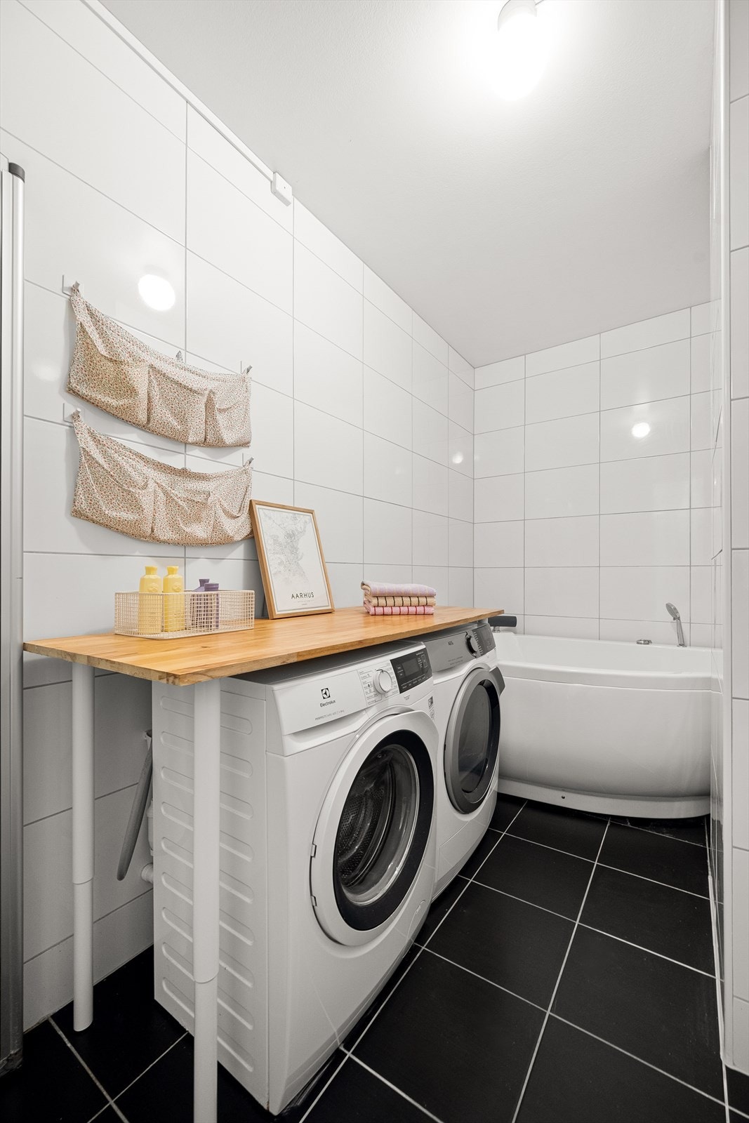 Her finner du både badekar og dusjhjørne med svingbare glassdører. Det er opplegg for vaskemaskin og naturlig avtrekk. Galleribilde