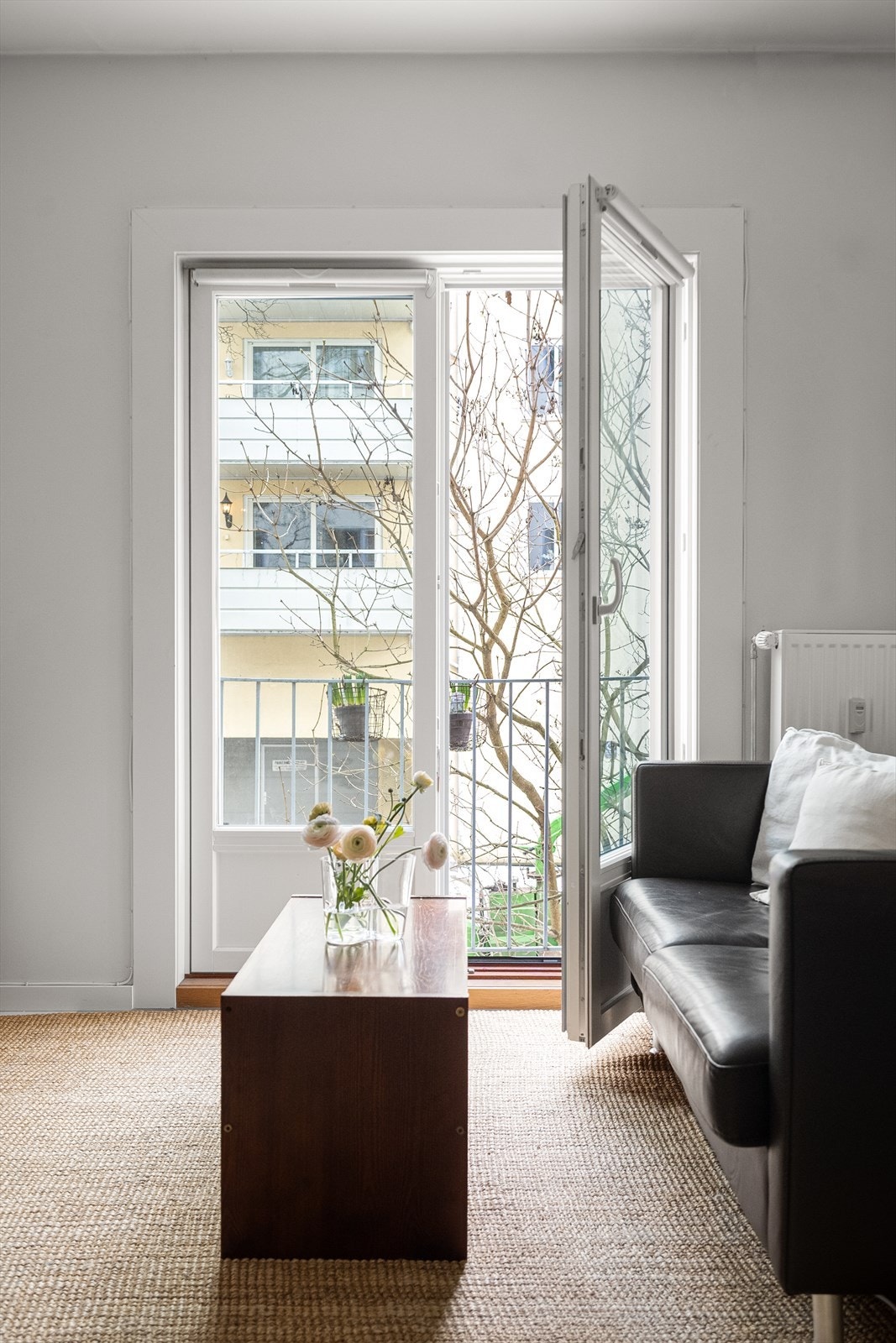 En fransk balkong og store vindusflater sørger for rikelig med naturlig lys. Galleribilde