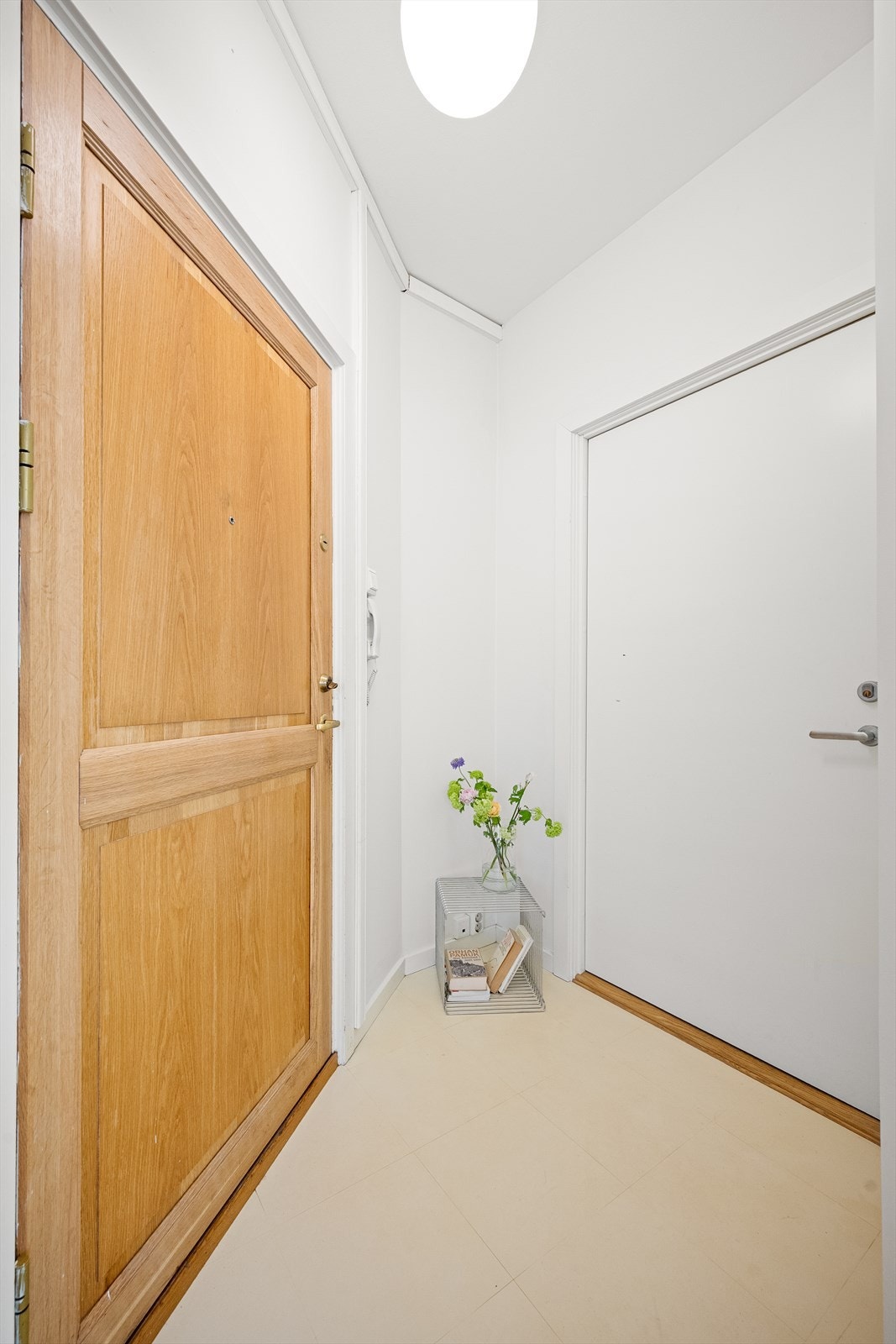 Hoveddelen og hybeldelen deler en felles entré, med egen inngang videre til hybeldelen. Galleribilde