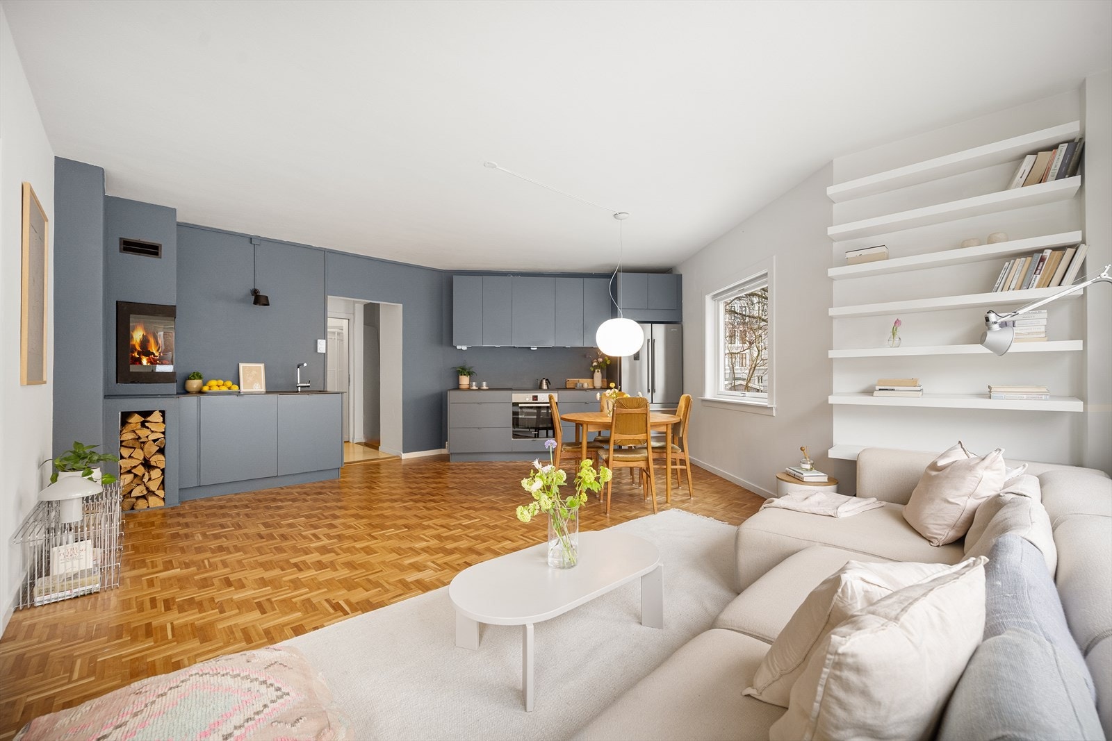 Fantastisk fiskebensparkett preger oppholdsrommet. Galleribilde