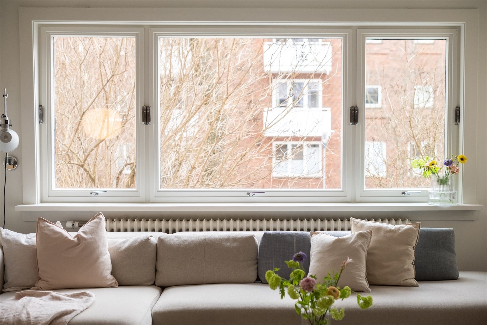 De store vindusflatene slipper inn rikelig med dagslys og gir rommet en lys og luftig atmosfære. Galleribilde