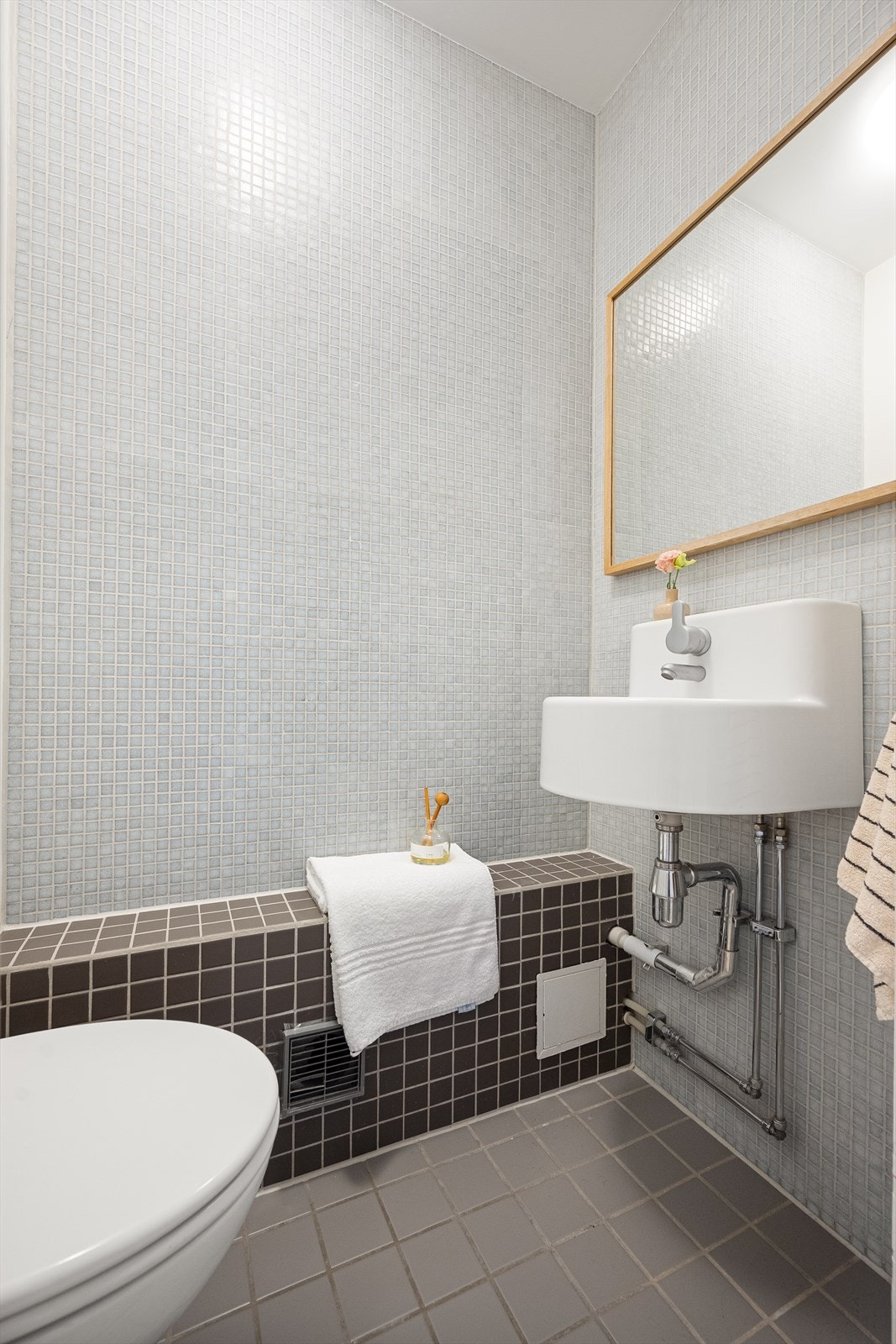 Toalettrommet er innredet med vegghengt toalett og servant. Rommet har naturlig avtrekk. Galleribilde