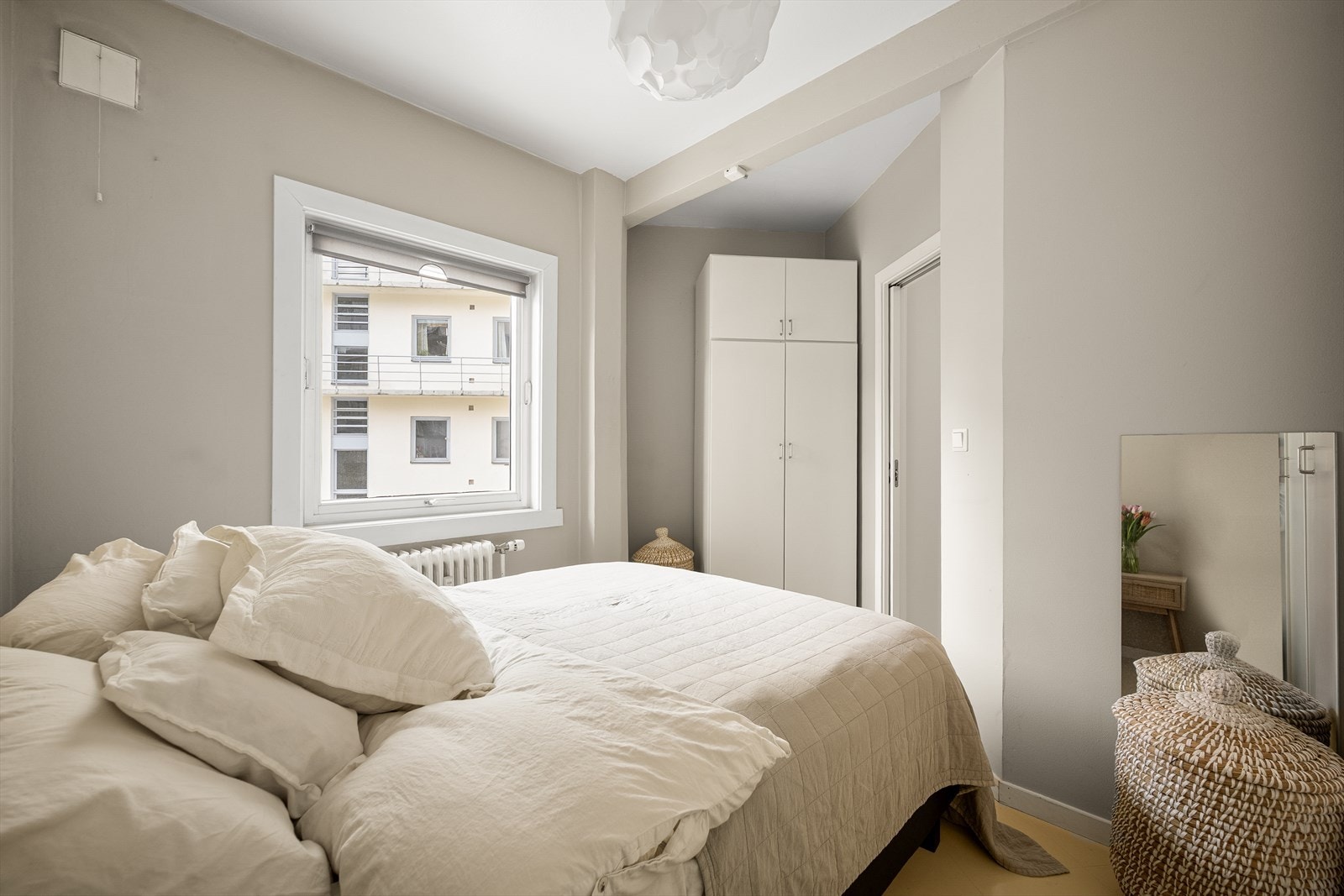 Soverommet har god plass til både seng og garderobeløsning. Galleribilde