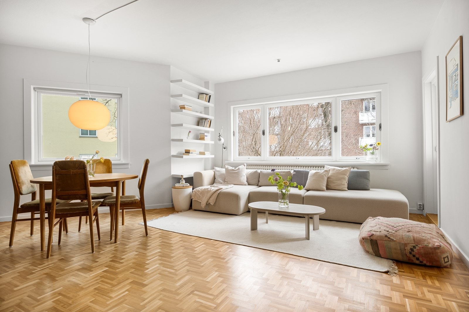 En romslig og innbydende stue med god plass til både sofagruppe og spisebord. Nymalte flater (2026). Galleribilde