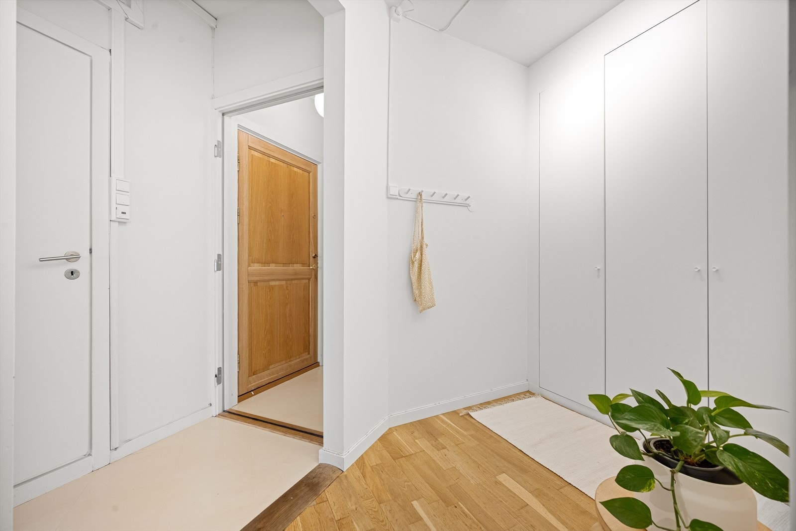 Fin entré med plassbygd garderobeløsning (2025) med god plass til yttertøy. Galleribilde