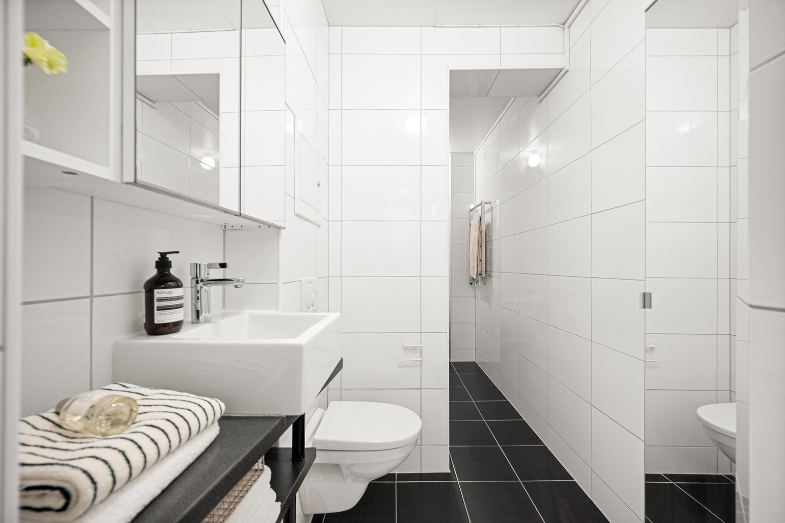 Stilrent bad fra 2013 med behagelig gulvvarme. Badet er innredet med vegghengt toalett, servant med innredning og speilskap. Galleribilde