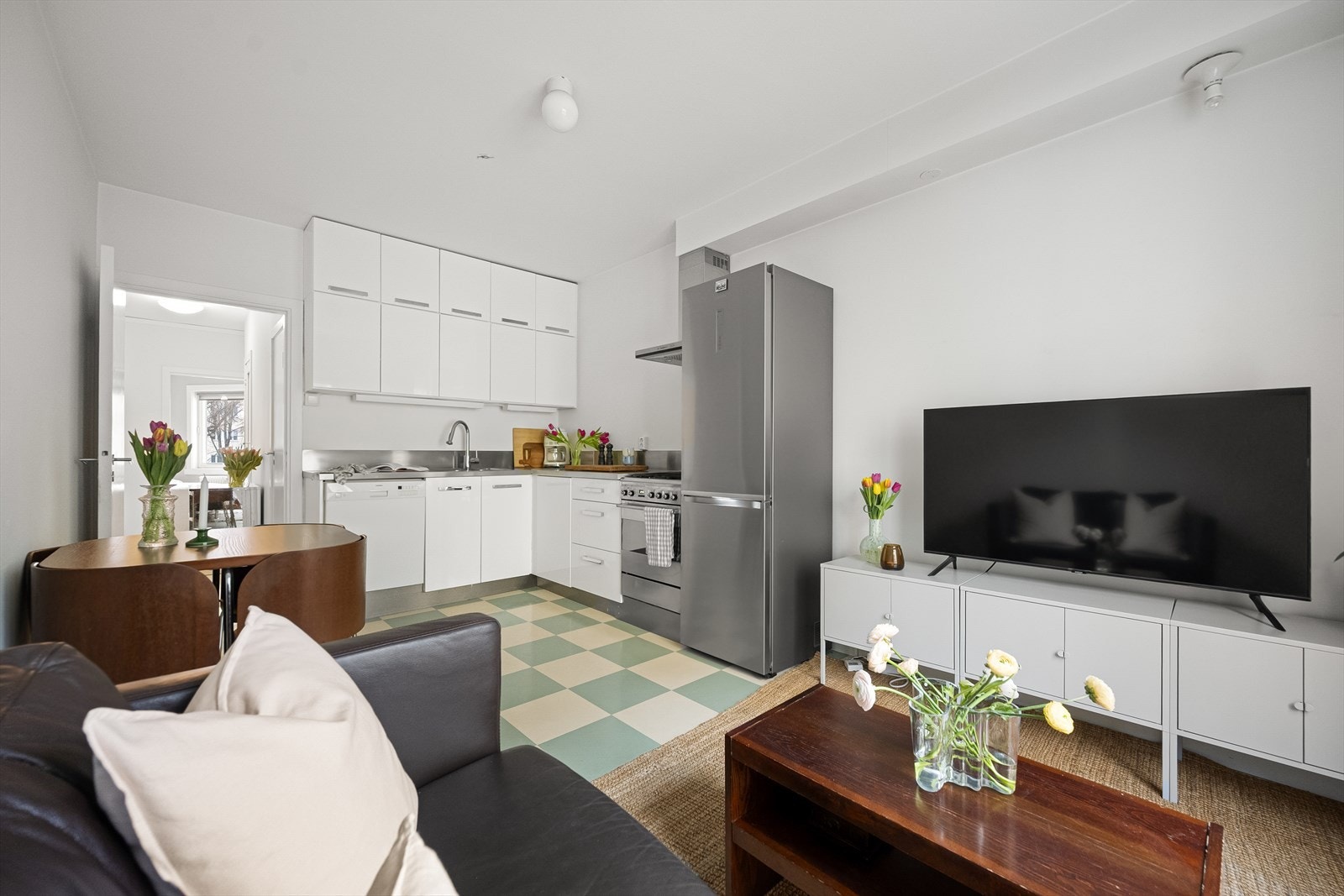 Stuen har åpen løsning mot kjøkkenet. Galleribilde