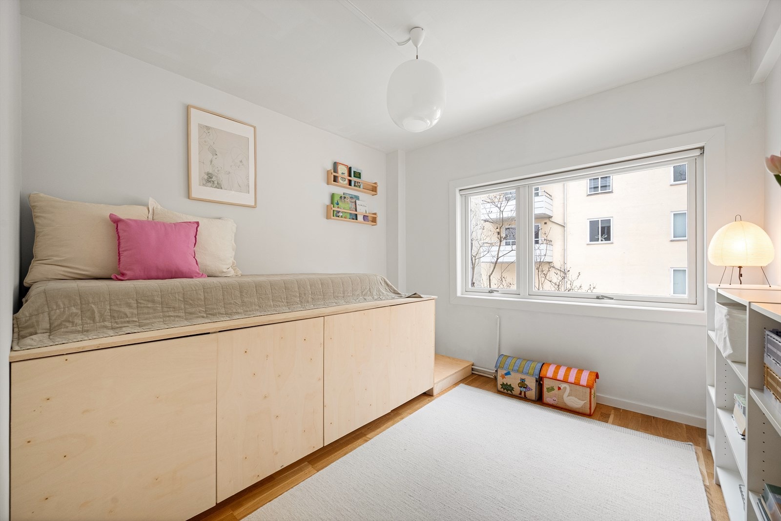 Soverom 2 er romslig og har en praktisk, plassbyggd seng med lagring. Galleribilde