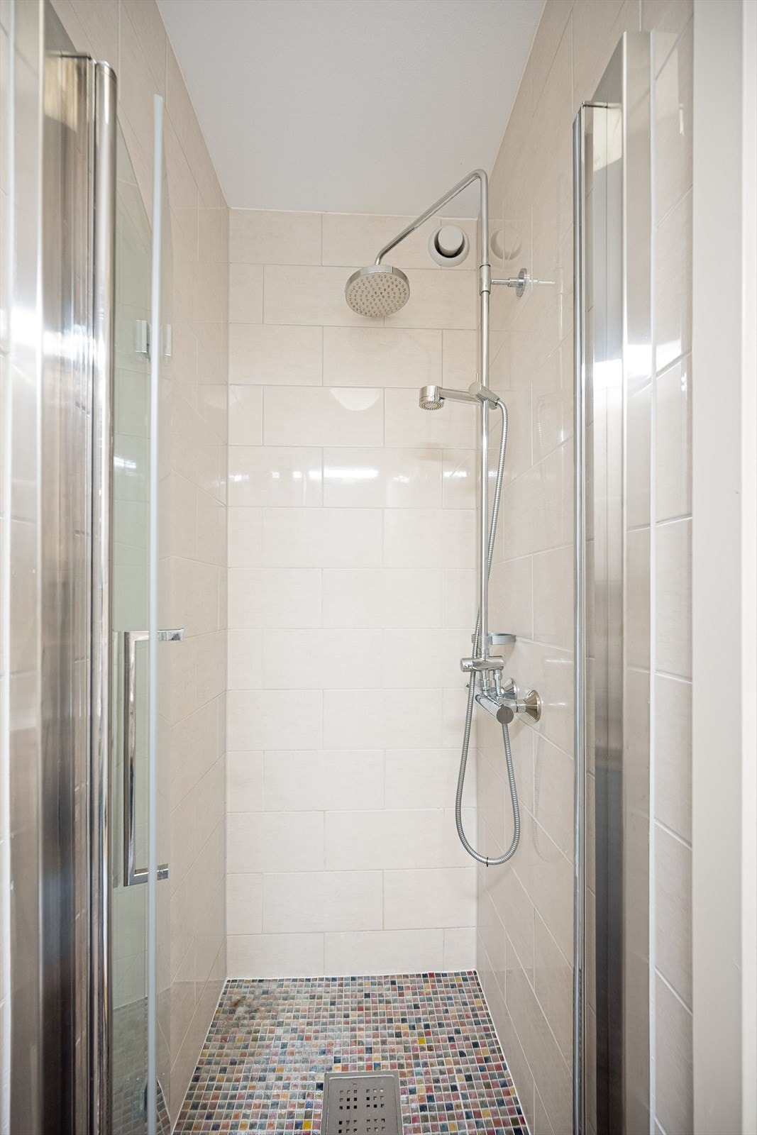 Badet er innredet med dusjhjørne med svingbare glassdører, opplegg for vaskemaskin og har naturlig avtrekk. Galleribilde