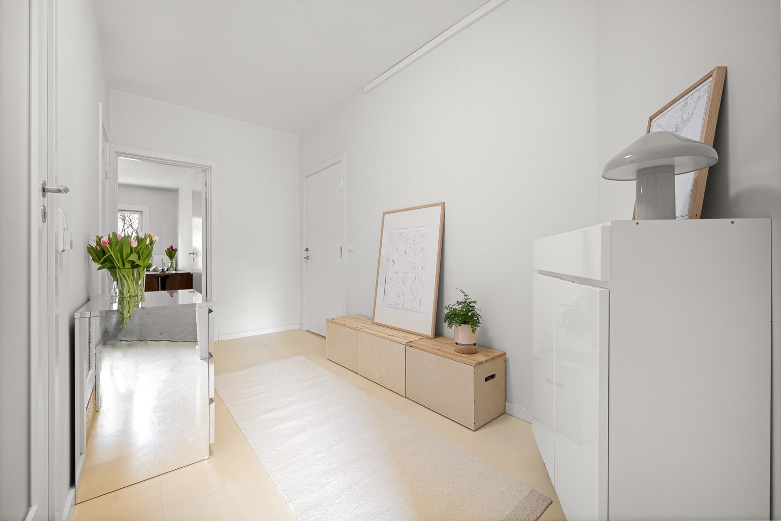 Hybeldelen har en romslig gang med god plass til garderobeskap og øvrig møblement. Galleribilde