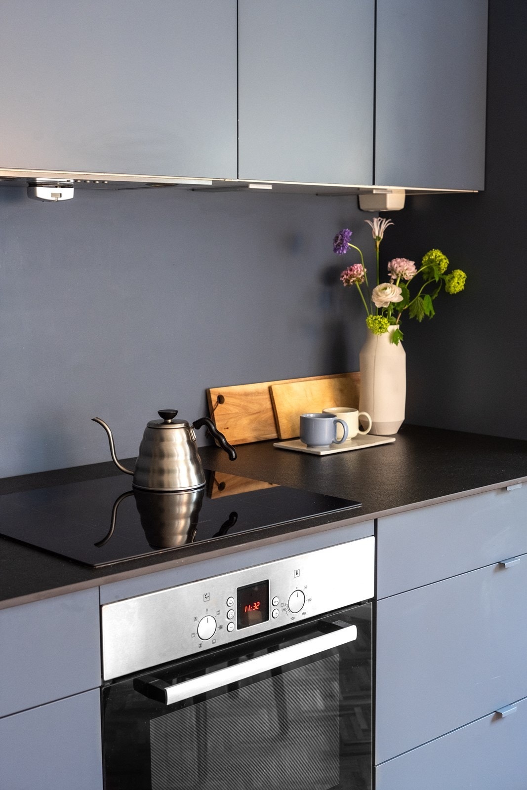 Kjøkkenet er utstyrt med nedfelt vask, integrert platetopp, stekeovn og oppvaskmaskin, samt kullfilterventilator over kokeplass. Galleribilde