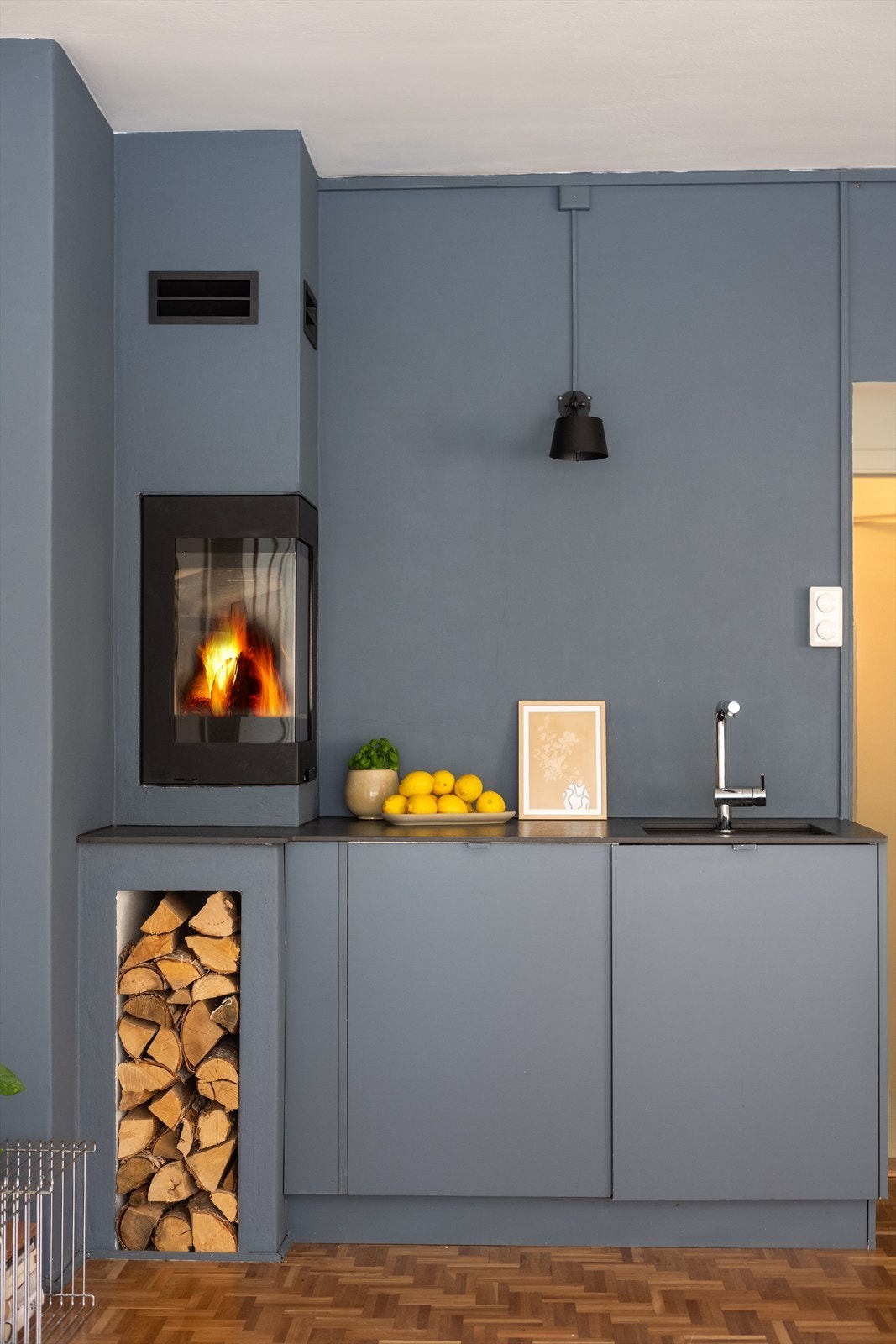 Rommet har i tillegg en herlig peis som skaper lun stemning og gir ekstra varme på kalde dager. Galleribilde