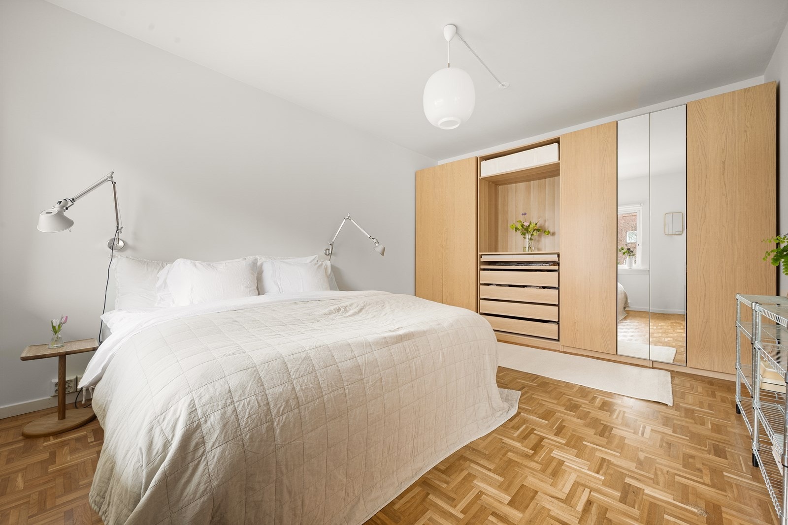 Her har du en stor garderobeløsning med fin inndeling. Galleribilde