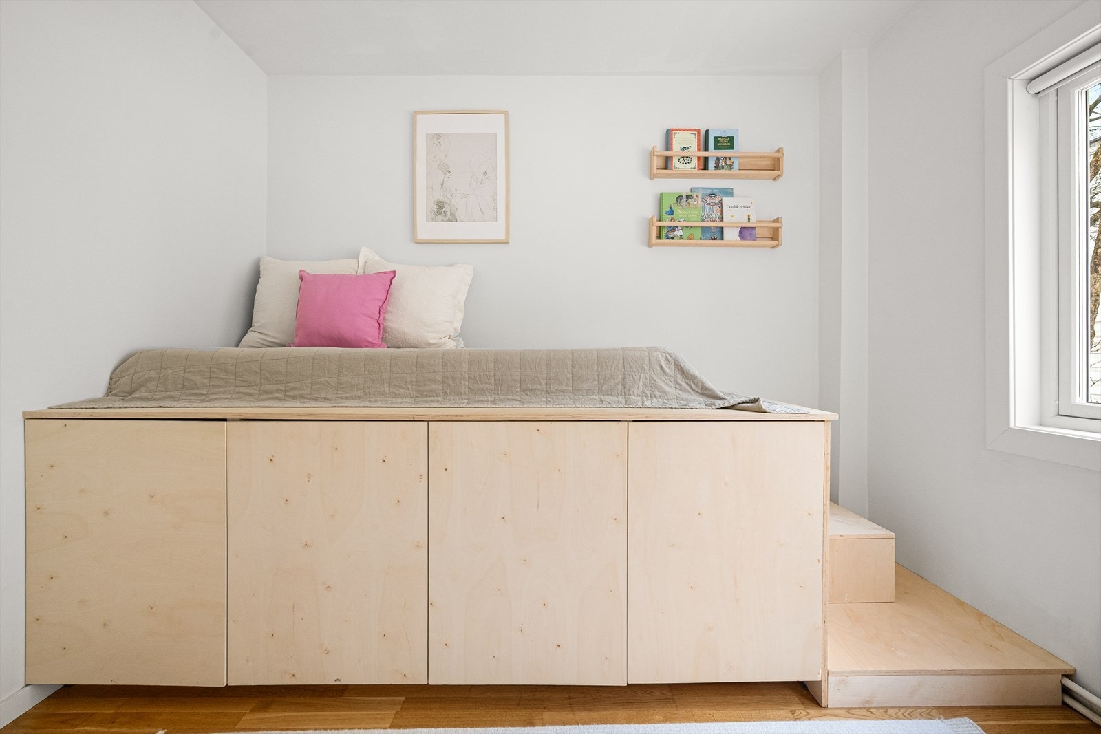 Begge soverommene vender ut mot rolige omgivelser. Galleribilde