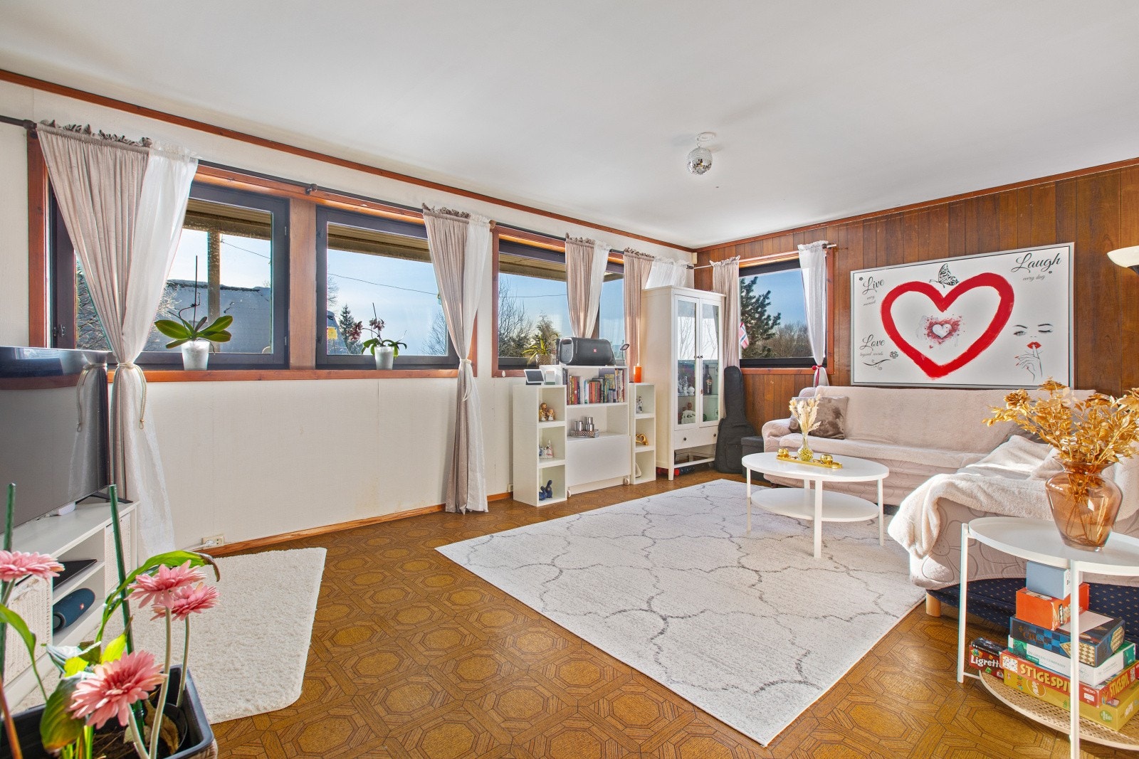 Stuen i utleiedelen er lys og har plass til en sofagruppe. Galleribilde